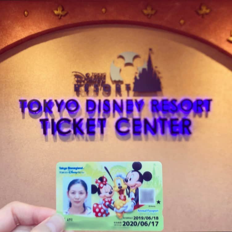 睦さんのインスタグラム写真 - (睦Instagram)「払い戻しの手続きを してきましたぁ🥲  ディズニーリゾートの 年間パスポートっ。  なんか寂しいなぁ。  私は休園までの 約8ヶ月間。  14回ほど、 行き倒していました。  なので。  返金額を見て、 ちゃんとしっかり 返してもらったなぁと なんだか、しみじみ。  8月からは。  抽選して当選すれば、 月1で14時から 入園可能だったんです。  10月、11月は抽選して 当選はしていたのですが やはり行き帰りの 電車が怖くて行けず🥲  12月の抽選は 残念ながら ハズレてしまったので、 手続きだけしに 久しぶりの舞浜へ。  整理券も配られて、 密にもならず、 ソーシャルディスタンスも 保たれて、 さすが安心の場所。  窓口で担当してくれた 女性キャストの方が、 たまたま、私と 同じ苗字だったらしく。  「同じ苗字ですねぇ！ 　漢字も一緒です！」 と、 声をかけてくれて。  払い戻しの手続きでも、 いつも通りの接客に、 なんだか嬉しくて、 返金額を受け取った後。  「また、 　年パスを買える日を 　楽しみにしてますね☺️」 と、 お礼のつもりで伝えたら。  とても嬉しそうに 後ろに控えていた 女性キャストの方も一緒に 満面の笑みで、何度も うなづいてくれて、 見送ってくれました。  返金額を 次の年パス貯金として 取っておこうかなと 思えました。  ついでに、 ボンボヤージュを予約して。  これも、 三密回避対策ですねぇ。  予約時間まで 散歩がてらに、 ディズニーランドホテルまで 歩きました。  ボンボヤージュも、 ちらっと覗いて 2時間ほどの舞浜散歩。  年パスで、 ちょこちょこ来れてた頃は、 かなり 歩いてたんだなぁと 改めて実感。  今や、すっかり 運動不足です😅  アンバサダーホテルで、 ミッキーモチーフの パンをいくつかゲット。  車の中で、 食べながら帰りました。  年パス所持者だと、 1人でチラッとインパ。  久しぶりの友達と 再会インパなどなど。  あのペースで また遊びに行きたいなぁ。  その日が来るのを、 楽しみに待ってます。  #舞浜  #イクスピアリ  #ikspiari  #年パス　 #ディズニー　 #disney  #ディズニーランドホテル  #tokyodisneylandhotel  #年パス払い戻し  #ticketcenter  #ありがとう　 #キャストさん  #キャスト  #年間パスポート  #tokyodisneyresort  #東京ディズニーリゾート  #tokyodisneyresortticketcenter  #東京ディズニーリゾートチケットセンター　 #disneyland  #mickeymouse  #tokyodisneyland  #ディズニーランド　 #東京ディズニーランド  #ssw  #作詞家  #artist  #lyricist  #model  #井上睦都実 #睦」12月2日 9時29分 - mutsumi1220