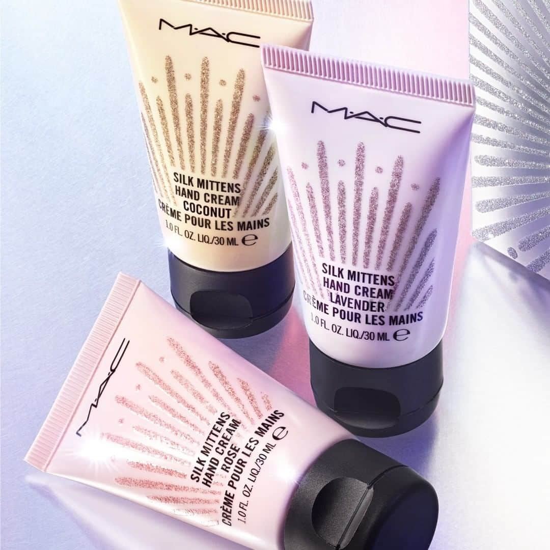 M·A·C Cosmetics BRさんのインスタグラム写真 - (M·A·C Cosmetics BRInstagram)「Presenteie você ou alguém especial com o kit de creme para as mãos Silk Mittens. Esses três cremes ultra-hidratantes e nutritivos nas essências de Rosas, Lavanda e Coco vem em uma linda caixa metálica pronta para presente.  Compre esse produto de edição limitada em nossas lojas ou no site maccosmetics.com.br.   #MACFrostedFireworks #MACHoliday #cremeparamãos #hidratante」12月2日 9時30分 - maccosmeticsbrasil