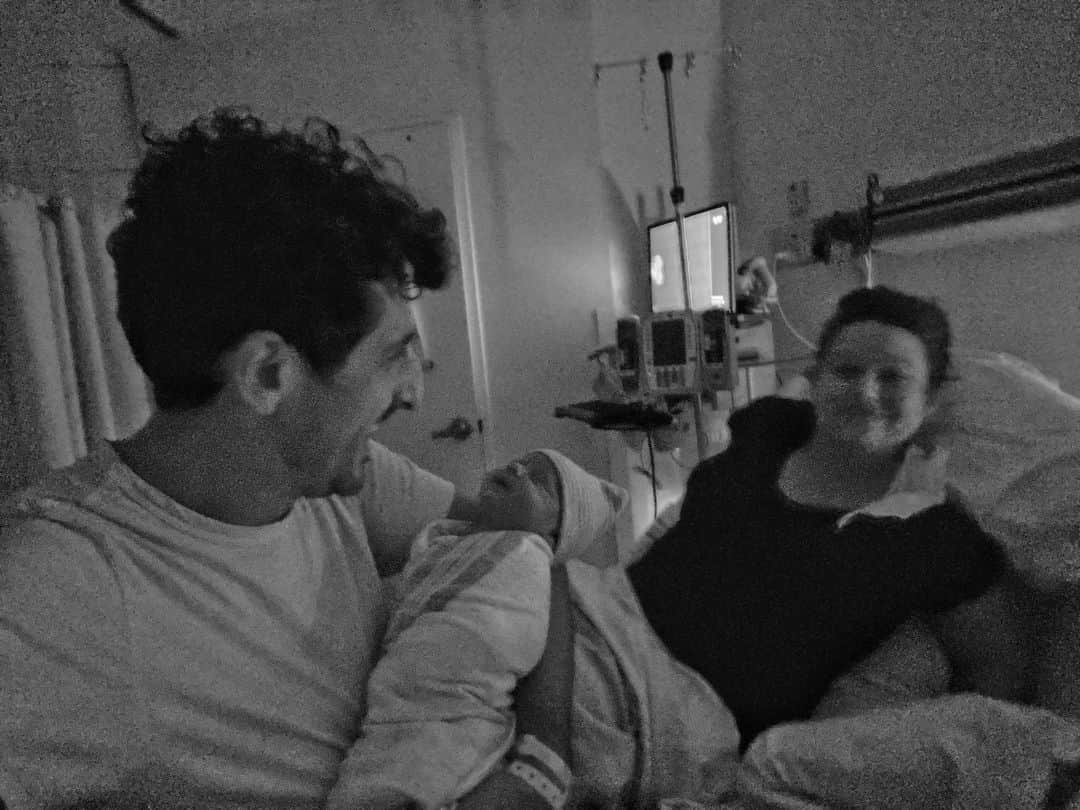 ケイティ・ロウズのインスタグラム：「...and just like that, we’re a family of 4! Meet our baby Vera Fay Shapiro. Born 11/22. @shappyshaps and I love you, V, get ready for some good times! ❤️❤️❤️」