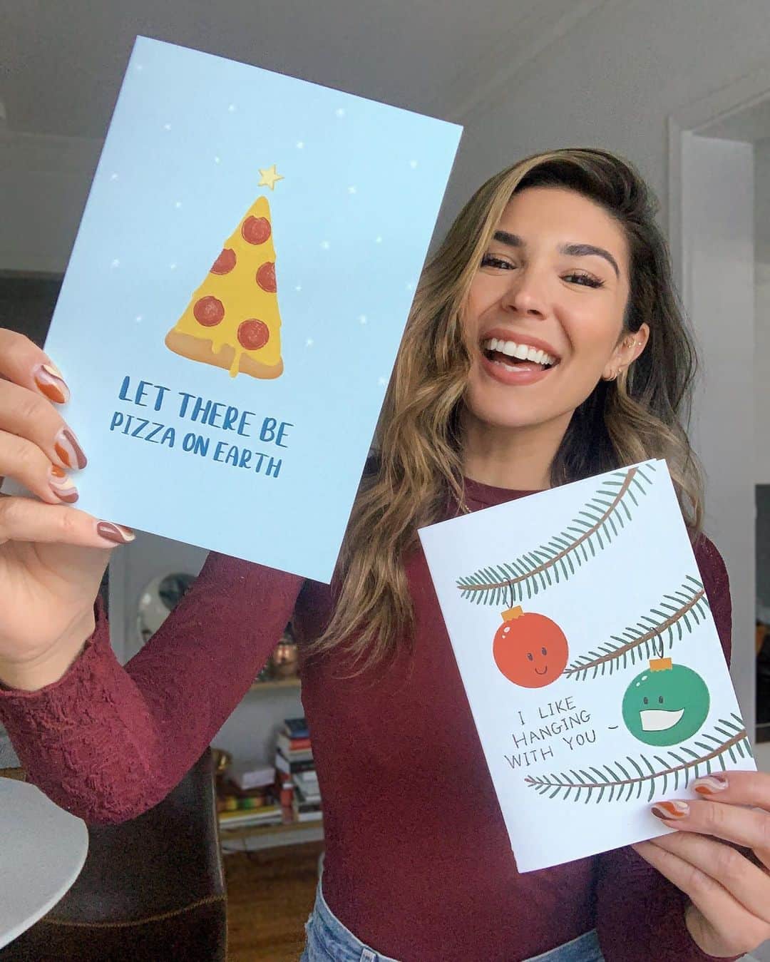 キャシー・ケリーのインスタグラム：「so excited for this it feels like my heart is going to explode (or maybe that’s just the three cups of coffee) YOU GUYS!!! i designed some cute lil holiday cards and by some miracle figured out how to produce them. an actual folded in half piece of paper that you can purchase! hooray!!!  now available at @espionagela and on @etsy (link in bio)」