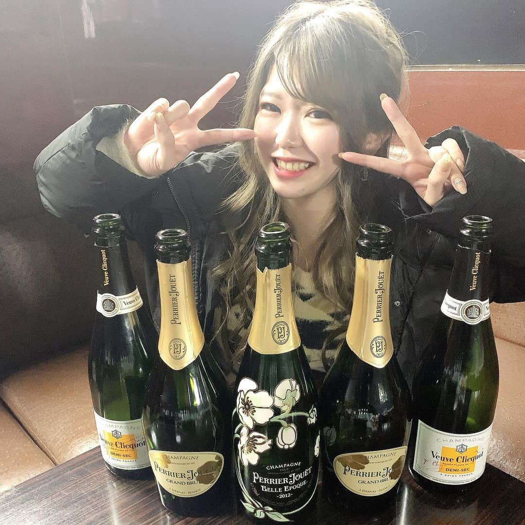 愛咲えれなのインスタグラム：「.. . 月初めからうれしいなあ😭💓 ほんとに😭💓 . 大阪府大阪市中央区東心斎橋2-3-17 パピヨンビルB1F . Club IRIS 愛咲 えれな  . #愛咲えれな #きゃばきゃば #美女と野獣　#キャバ嬢 #iris #キャバクラ #クラブ #ミナミ #北新地 #宗右衛門町 #ポケパラ #指名 #えれな #シャネル #バースデーイベント #シャンパン #アルマンド #踊れるキャバ嬢 #踊れるキャバ嬢といえばえれな #イリス #ホステス #いいね返し #キャバ #ソウメイジャパン #ベルロゼ　#クラブイリス #黒髪ロング #フォロー増やしたい」