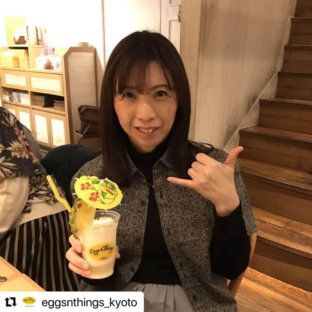 EGGS ’N THINGS JAPANのインスタグラム：「#Repost @eggsnthings_kyoto   ご来店頂きまして誠にありがとうございます😊また「 #アロハでエッグスン 」を楽しんで頂けて嬉しいです☺️💕  また、機会があればEggs 'n Thingsでごゆったりとお過ごしくださいませ🌺🌴  -----------  🌴ALOHA🌴  「Hazuki」様、この度はご来店ありがとうございました！🤙  アロハシャツを来てご来店くださいました！！ ハワイの雰囲気が私達も感じられてハウオリでした😀❤  営業時間やご予約についてはプロフィールをご覧ください。 変更があれば随時更新していきます。  🌺MAHALO🌺」