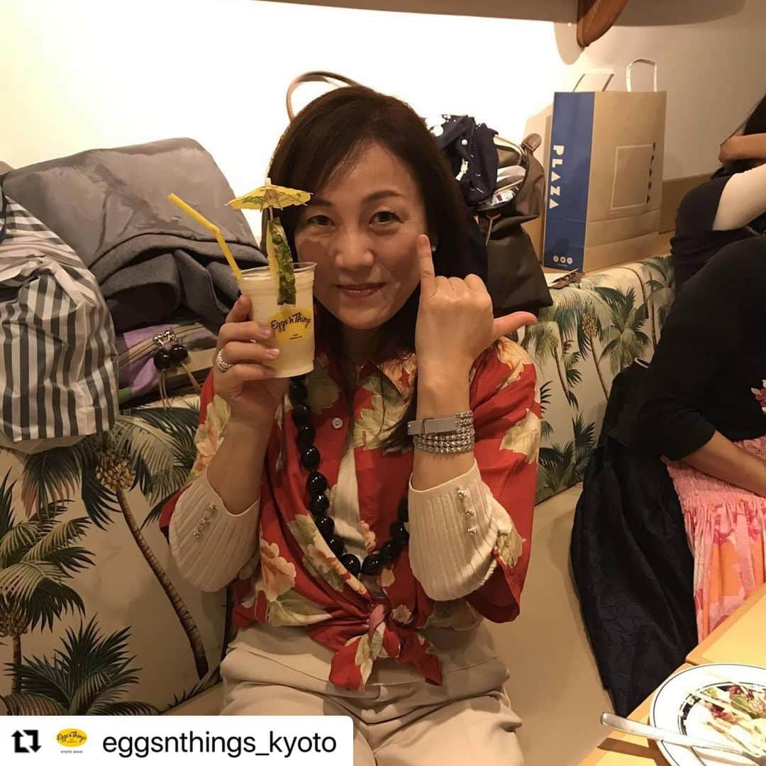 EGGS ’N THINGS JAPANのインスタグラム：「#Repost @eggsnthings_kyoto   ご来店誠にありがとうございます😊また「 #アロハでエッグスン 」を楽しんで頂けて嬉しいです☺️💕  また、Eggs 'n Thingsでごゆっくりとお楽しみください🌺🌴  -----------  🌴ALOHA🌴  「ゆき」様、この度はご来店ありがとうございました！🤙  アロハシャツを来てご来店くださいました！！ ハワイの雰囲気が私達も感じられてハウオリでした😀❤  営業時間やご予約についてはプロフィールをご覧ください。 変更があれば随時更新していきます。  🌺MAHALO🌺」