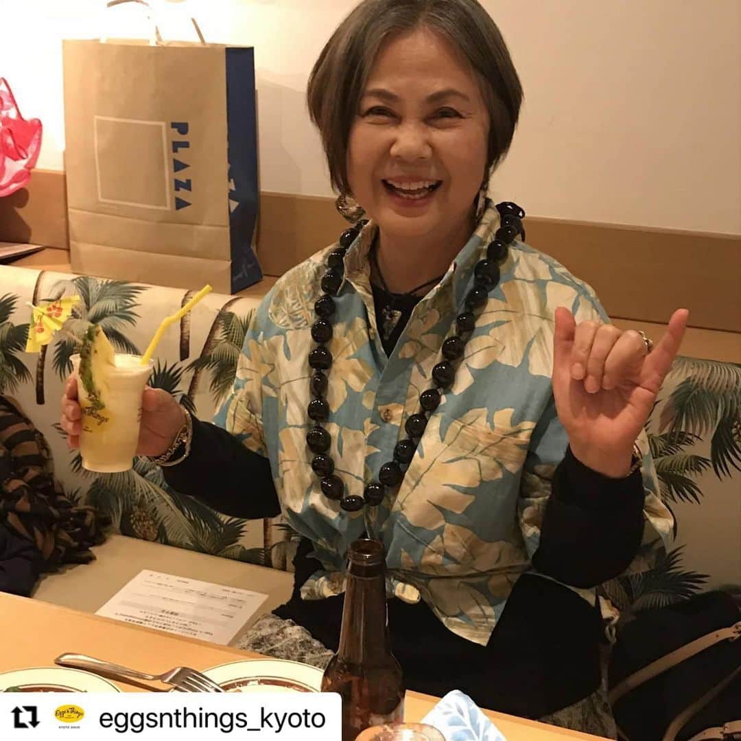 EGGS ’N THINGS JAPANのインスタグラム：「#Repost @eggsnthings_kyoto  ご来店頂きまして誠にありがとうございます😊また「 #アロハでエッグスン 」を楽しんで頂けて嬉しいです☺️💕  また、機会があればEggs 'n Thingsでごゆったりとお過ごしくださいませ🌺🌴  -----------  🌴ALOHA🌴  「マハナ」様、この度はご来店ありがとうございました！🤙  アロハシャツを来てご来店くださいました！！ ハワイの雰囲気が私達も感じられてハウオリでした😀❤  営業時間やご予約についてはプロフィールをご覧ください。 変更があれば随時更新していきます。  🌺MAHALO🌺」