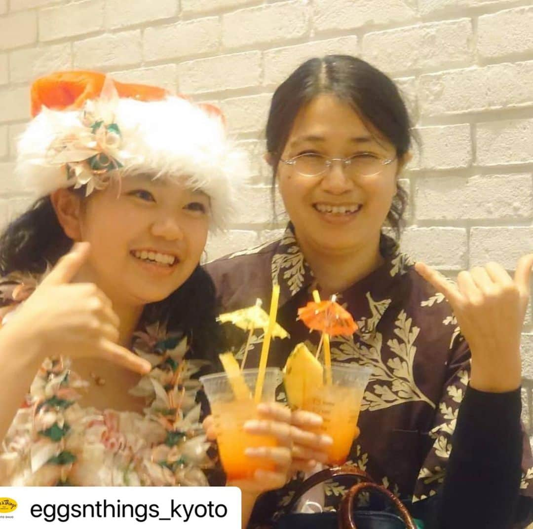 EGGS ’N THINGS JAPANさんのインスタグラム写真 - (EGGS ’N THINGS JAPANInstagram)「#Repost @eggsnthings_kyoto  ご来店頂きまして誠にありがとうございます😊また「 #アロハでエッグスン 」を楽しんで頂けて嬉しいです☺️💕  また、機会があればEggs 'n Thingsでごゆったりとお過ごしくださいませ🌺🌴  -----------  🌴ALOHA🌴  「サンタガール」様、この度はご来店ありがとうございました！🤙  アロハシャツを来てご来店くださいました！！ ハワイの雰囲気が私達も感じられてハウオリでした😀❤  営業時間やご予約についてはプロフィールをご覧ください。 変更があれば随時更新していきます。  🌺MAHALO🌺」12月2日 9時37分 - eggsnthings_jp