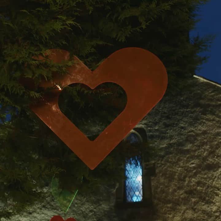 ホージアのインスタグラム：「So delighted to be here in Dingle to play some music as part of the @othervoiceslive lineup. I’ll be performing some songs with the wonderful @crashensemble. Join us tomorrow night (Wednesday) from 7pm on Twitter, YouTube, Facebook and RTE.ie ! Much love <3」