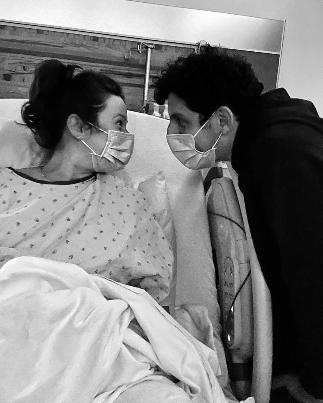 アダム・シャピロのインスタグラム：「Just moments before we met our baby Vera Fay Shapiro. Sweet, sweet @ktqlowes, you are the greatest. Thank you for keeping her safe all these scary months. I can’t imagine the stress of being pregnant in these times. But you did it with so much grace and beauty and patience and care. I love you and I love these two kiddos.」