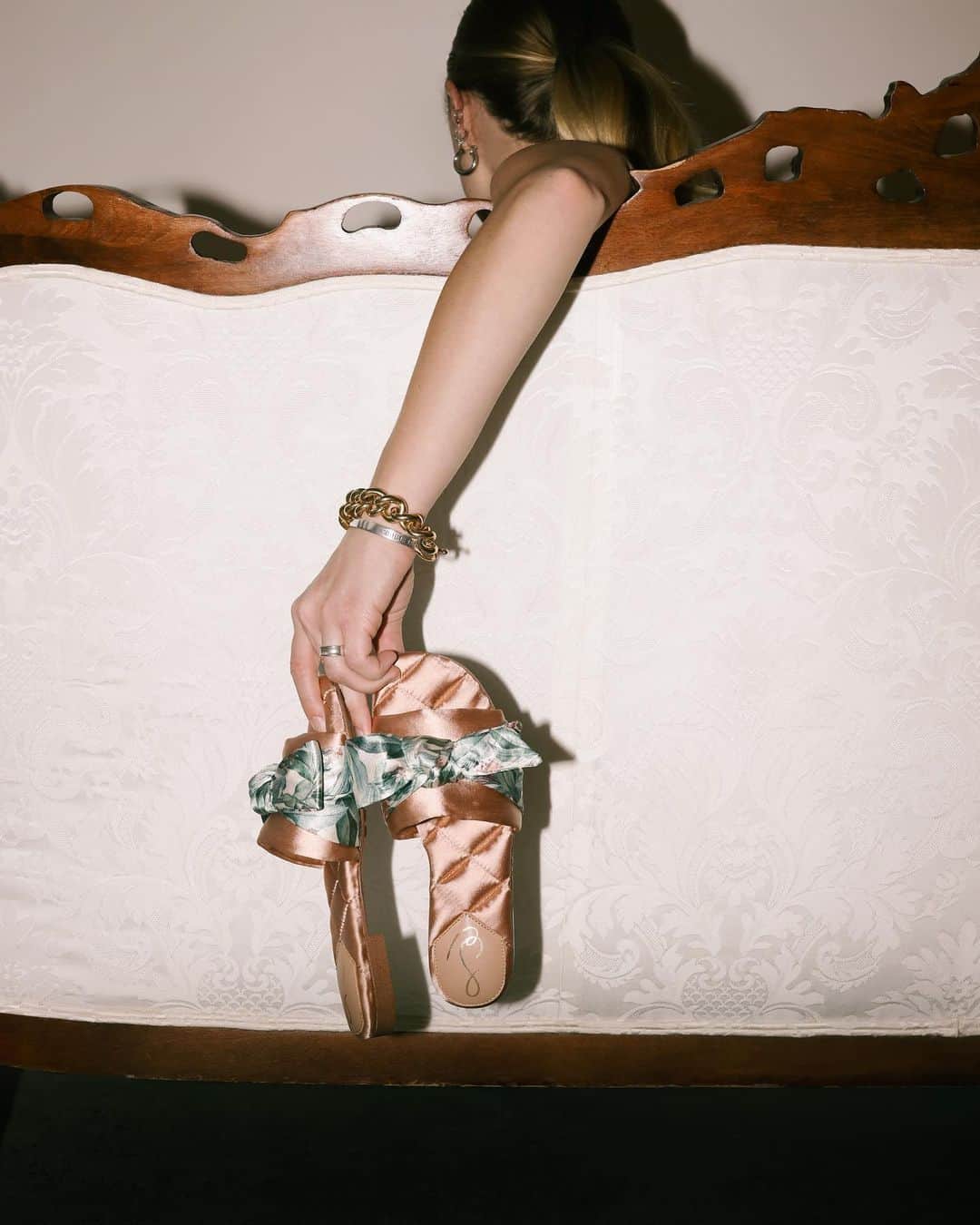 サムエデルマンのインスタグラム：「Get comfortable in the BINX slipper. See our story for the fit guide on this satin slide.   See our story for more about this collection.   #SamEdelman #SlipIntoSam」