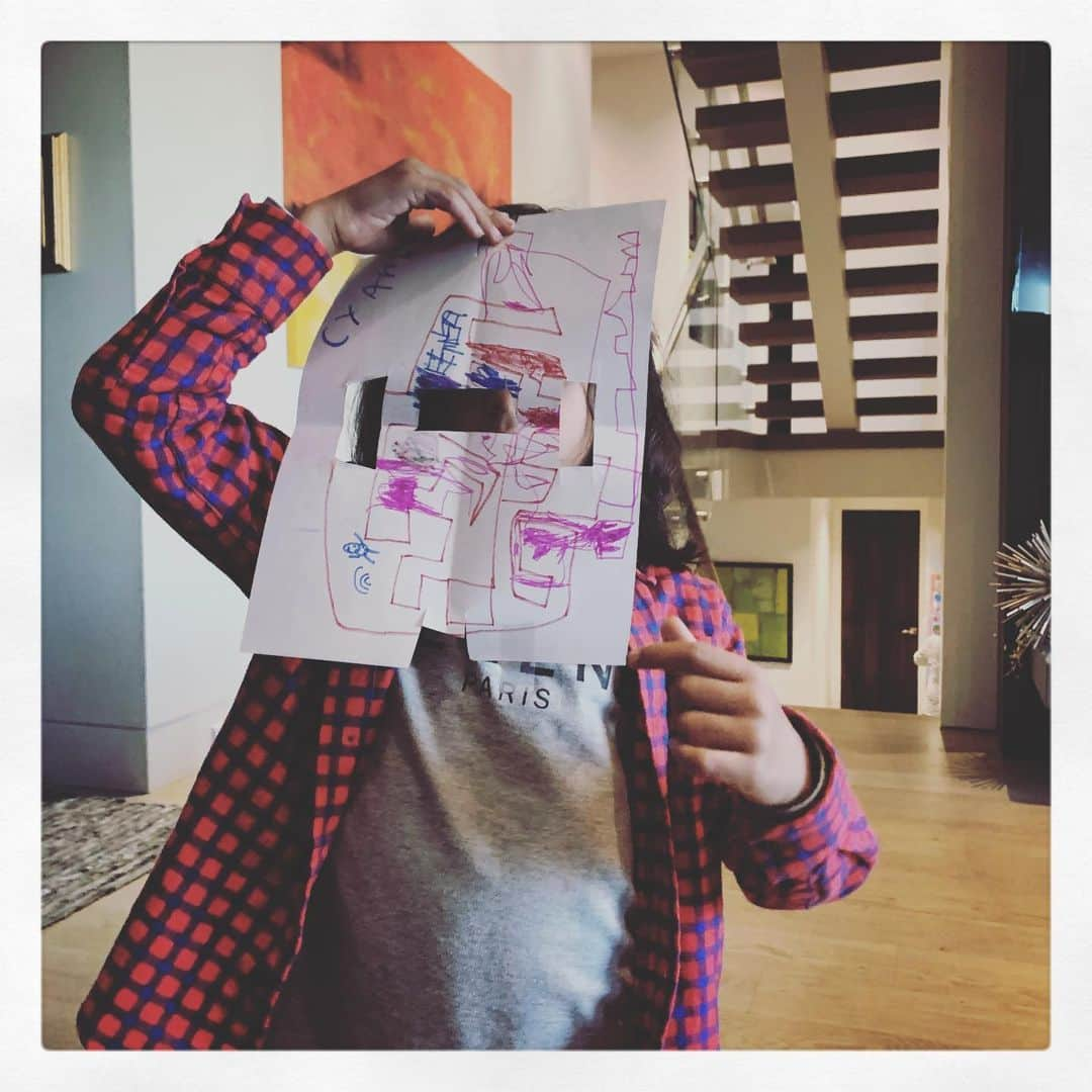 ゾーイ・サルダナのインスタグラム：「You made a mask?? #boys #twins #magic」