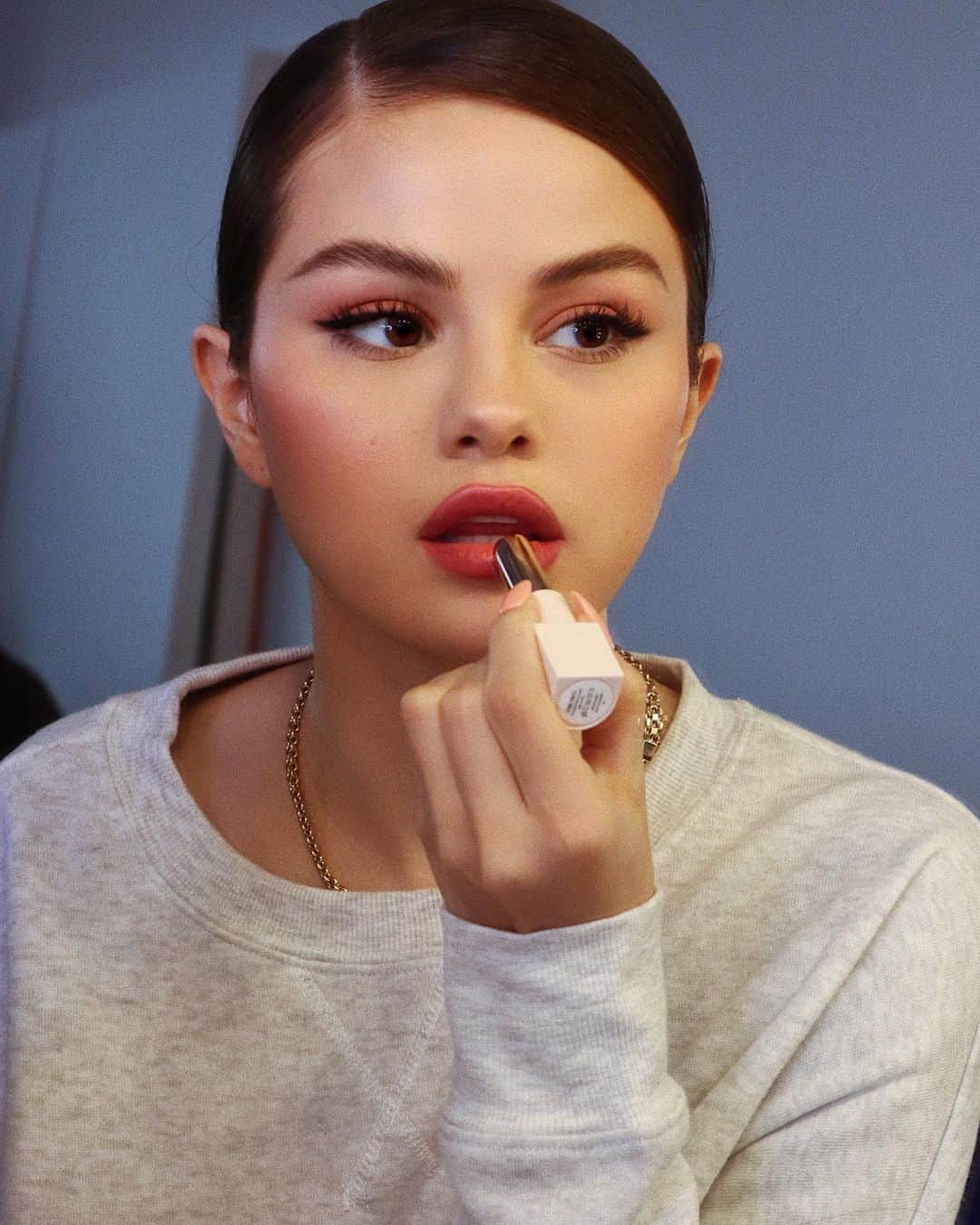 Hung Vanngoさんのインスタグラム写真 - (Hung VanngoInstagram)「#SelenaGomez (@selenagomez) X #RareBeauty (@rarebeauty) ❤️🌟⚡️💫✨⭐️. 👗 @kateyoung 💅🏻 @pattieyankee 💇 @hairbyorlandopita 💄 @hungvanngo Here is the products breakdown: Liquid Touch Weightless Foundation - 190w Liquid touch brightening Concealer - 170w Brow harmony pencil and gel - soft blonde Positive light liquid Luminizer - enchant  Perfect Strokes matte liquid Liner With Gratitude Dewy lip balm: Compliment Always An Optimist 4-in-1 mist」12月2日 9時53分 - hungvanngo