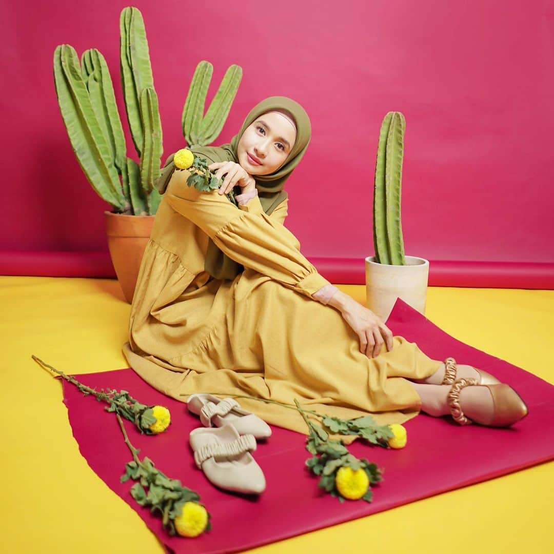 ラウディアシンシアベラのインスタグラム：「بِسْمِ اللَّهِ   . . Gilly Flower Series🌸 Flatshoes nyaman dan empuk yang bakalan nemenin hari-hari kita. Dann ga hanya ini aja, Ada juga sandals empuk dengan pilihan warna yang gemesin.. hehehehe  InsyAllah BESOK launching di @dailydarling ! Don't miss this ya darling... 🌼🌺🌷💐 #belladarling」
