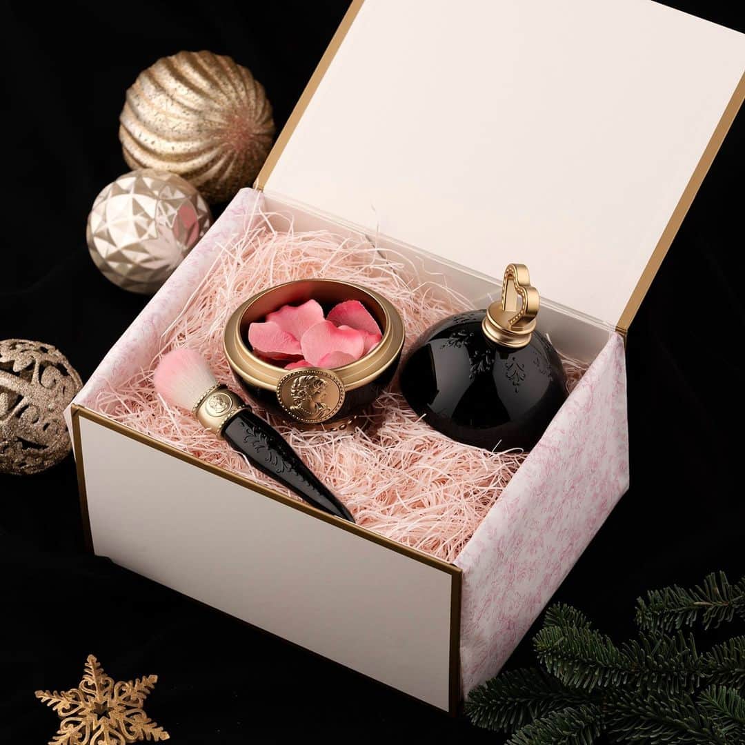 Les Merveilleuses LADURÉEのインスタグラム：「2020 HOLIDAY COLLECTION⠀ 12月4日(金)発売⠀ ご予約承り中⠀ ⠀ パリジャン・シックな漆黒とゴールド⠀ 2020ホリデーコレクションだけの特別な限定カラーが登場。⠀ ひと際エレガントな限定ポット。⠀ ドレス装飾のように可憐な縁取りの花弁チーク。⠀ 大切な方への贈りものにいかがでしょうか。⠀ ⠀ ＜数量限定発売＞⠀ ◆フェイス カラー ローズ ラデュレ リミテッド<チークカラー> 7,700円(税込)⠀ ◆リミテッド エディション ポット フォー フェイスカラー ローズ ラデュレ3,300円(税込)⠀ ◆リミテッド チーク ブラッシュ 6,600円(税込)⠀ ⠀ #lesmerveilleusesladurée #laduree #lmladuree #ladureemakeup #レメルヴェイユーズラデュレ #メルヴェイユーズ #ラデュレ #ラデュレコスメ #チーク #cheek #クリスマス #クリスマスコフレ #ホリデーコレクション #holidaycollection #冬コスメ #花びらチーク　#限定品 #クリスマスコフレ2020 #クリスマスプレゼント #ギフト #自分へのご褒美 #ローズラデュレ #リミテッドエディションローズラデュレ #イルミネイティングパウダー #花弁チーク」
