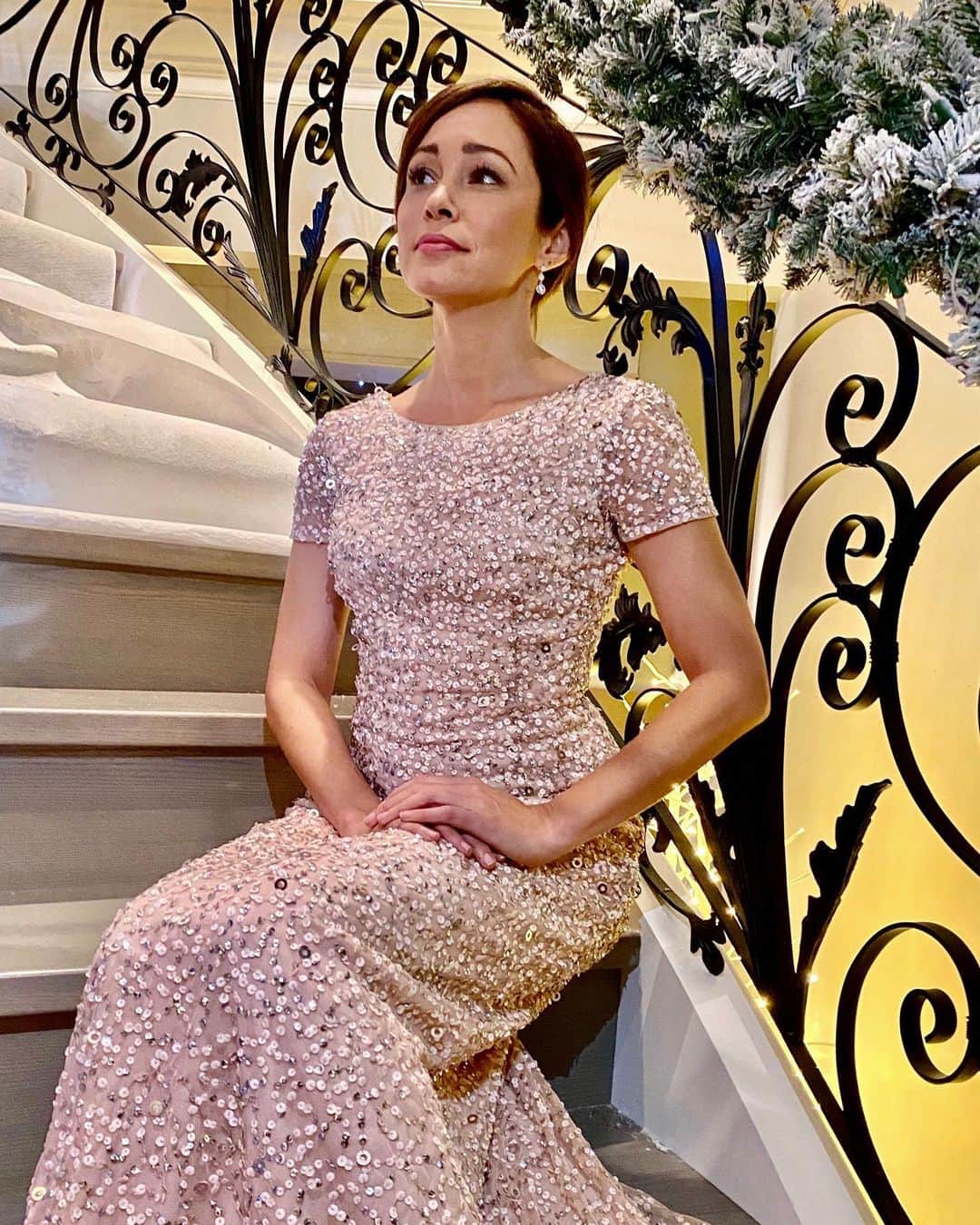オータム・リーザーのインスタグラム：「Since it’s December 1st and #AGlenbrookeChristmas airs on @hallmarkmovie channel on December 12th, I’m celebrating 12 days of Christmas leading up to our premiere date! Day 1: I lovvvved wearing this sparkly blush dress! 💖 #12daysofchristmas #hallmarkchristmasmovies」