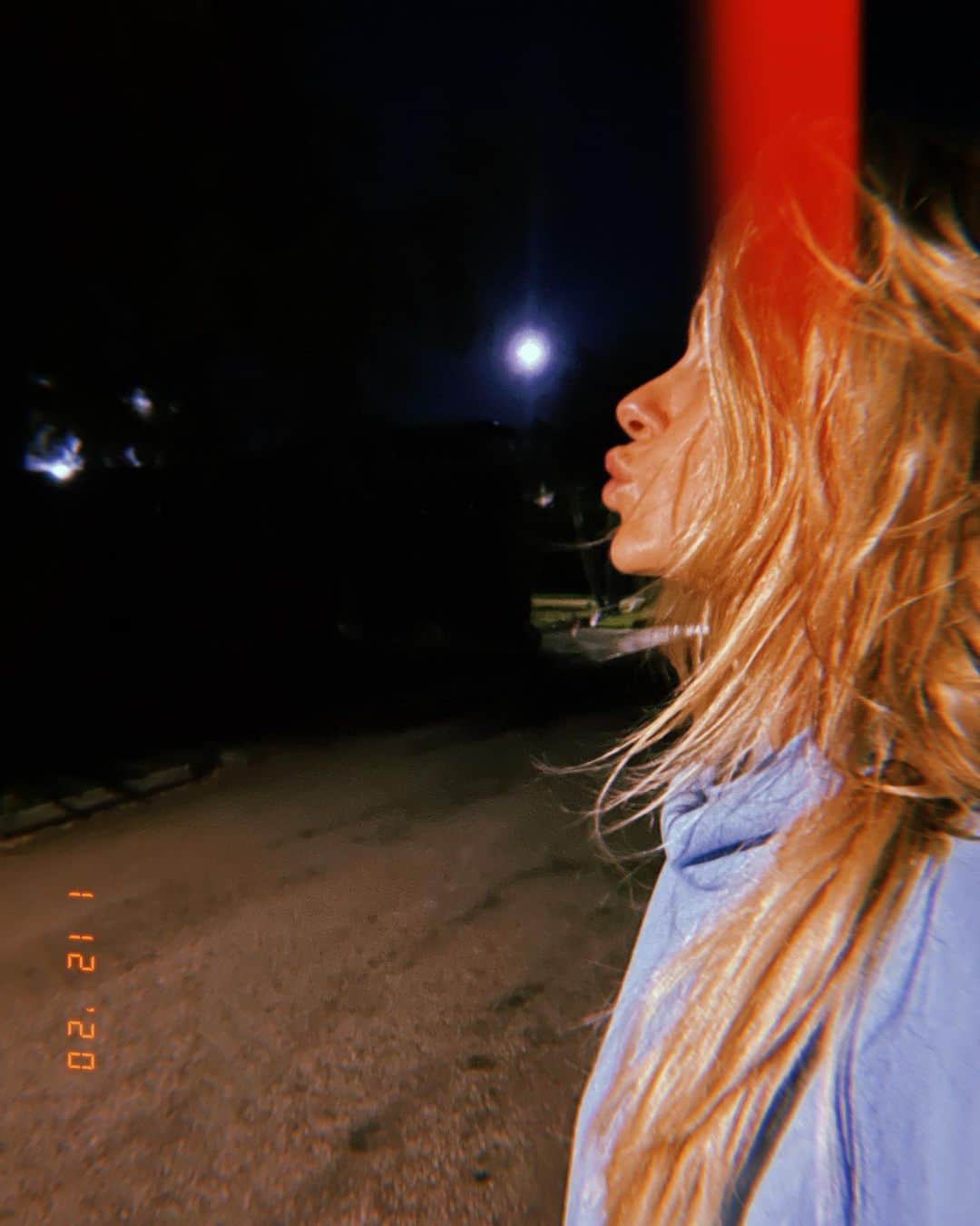 カロライナディークマンのインスタグラム：「eu só queria dar um beijinho...  mas tava tão difícil,  q na última eu resolvi engolir...  A LUA!!! 🤪🌑😋」