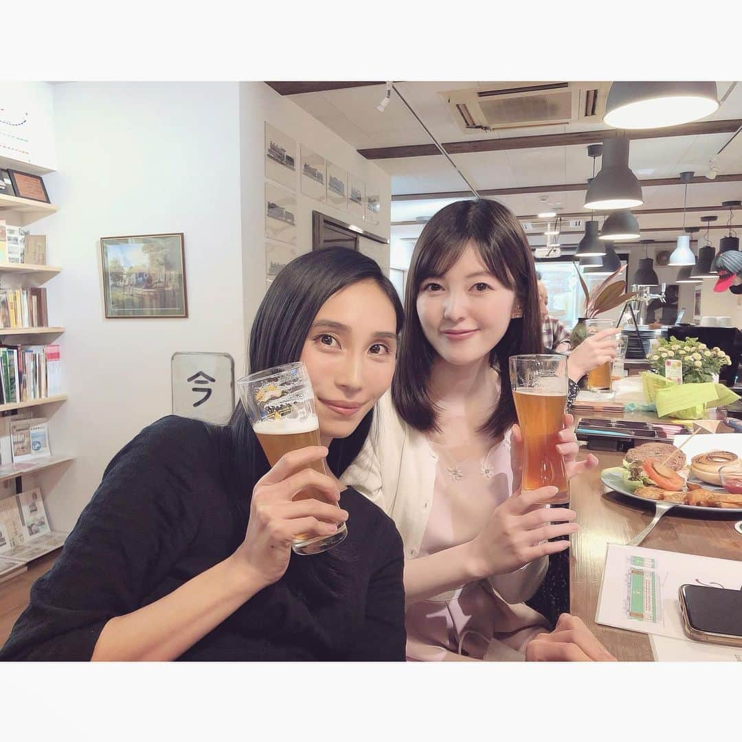 末永百合恵さんのインスタグラム写真 - (末永百合恵Instagram)「先日の秋葉原での舞台挨拶終了後は、移動して次の会場『都電カフェ』さんにて上映挨拶イベントへ！  都電カフェさんとのコラボ！ 　  こちらは美味しいお料理もあるとのことで、看板メニューの、三ノ輪バーガーとビールを出してくださいました！う、嬉しい…！！  三ノ輪バーガー美味しい！そしてビールと合う！（2杯目までつい、いただいてしまう…）  共演者の相馬絵美さんと！ 美人でサバサバしていて、とっても話しやすく素敵な方なのです🌸  そして、お店のスタッフさん方と、同じく上映挨拶された竹本社長と！ 温かく優しい皆さんに迎え入れていただき幸せでした🌸  ありがとうございました！  #映画#電車を止めるな#上映#イベント#コラボ#都電カフェ#鉄道#レア#グッズ#三ノ輪#銚子電鉄#都電荒川線#さくらトラム#三ノ輪グルメ#三ノ輪バーガー#ビール#美味しい#お越しいただきありがとうございました#movie#cinema#train#traincafe#colaboracion#event#stagegreeting#thankyou#humberger#beer#minowa」12月2日 10時02分 - yurie__suenaga