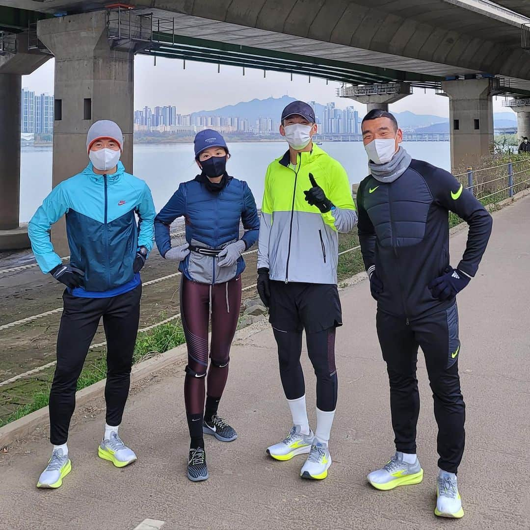 チョ・ウォニさんのインスタグラム写真 - (チョ・ウォニInstagram)「다시 뭉친 우리 🏃🏻‍♂️🏃🏻‍♀️🏃🏻‍♂️🏃🏻‍♂️ 여러분 우리 모두 화이팅해요🔥🔥🔥 #수요일 #새벽러닝 #한강 #동계훈련 #가야돼가야돼 #와우와우 #🔥  #이영표 #이시영 #션 #이거해조원희형  @socksup.official」12月2日 10時15分 - wonhee06