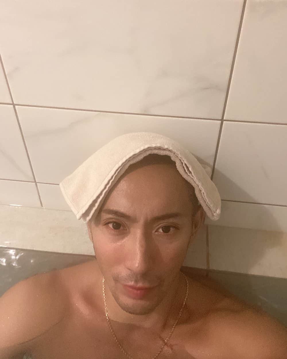 市川海老蔵 （11代目）さんのインスタグラム写真 - (市川海老蔵 （11代目）Instagram)「Contrast baths. I might have been chilled up, it feels hot. Going into bathtubs is the right thing to do in this season. Hope you all enjoy a relaxing bath too🙂❤️ It’s absolutely comforting❤️ * コウタイヨク。 冷えていたのかな 熱く感じる。 風呂正解ですねこの季節。 皆さんもゆっくり お風呂に浸かりましょう🙂❤️ 絶対気持ちいい❤️  #市川海老蔵 #海老蔵 #成田屋 #歌舞伎  #和 #日本文化 #ABKAI #ABMORI #ebizoichikawa #ebizo #kabuki #kabukiza #thunderparty #ebizotv #theater #theaterarts #actor #japan #classic  #kabukiactor」12月2日 10時10分 - ebizoichikawa.ebizoichikawa