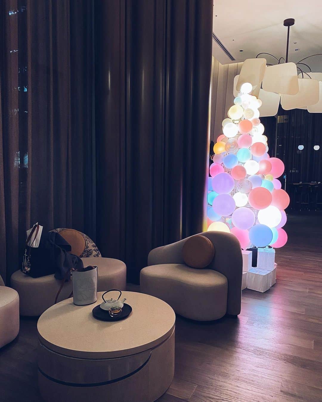 軍地彩弓さんのインスタグラム写真 - (軍地彩弓Instagram)「西新宿に10月にオープンしたKIMPTON 新宿東京。 にステイしました。 まるでサンフランシスコや、ブルックリンにいるみたい。 流行りのCozy & Luxury 。 ブティックホテルの元祖ならではのインテリアのこだわり！ 隅々までおしゃれで、リラックス。 部屋にはヨガマットがあったり、ドッグフレンドリーだったり、アートに囲まれるのも素晴らしい。  なによりも2階のレストラン、ディストリクトの料理が最高！  西新宿の空気が変わるなあ。  次は話題のアフタヌーンティーに来ようかな。  #kimptonshinjukutokyo  @kimptonshinjukutokyo #hotel #tokyo #boutiquehotel」12月2日 10時10分 - sayumi7