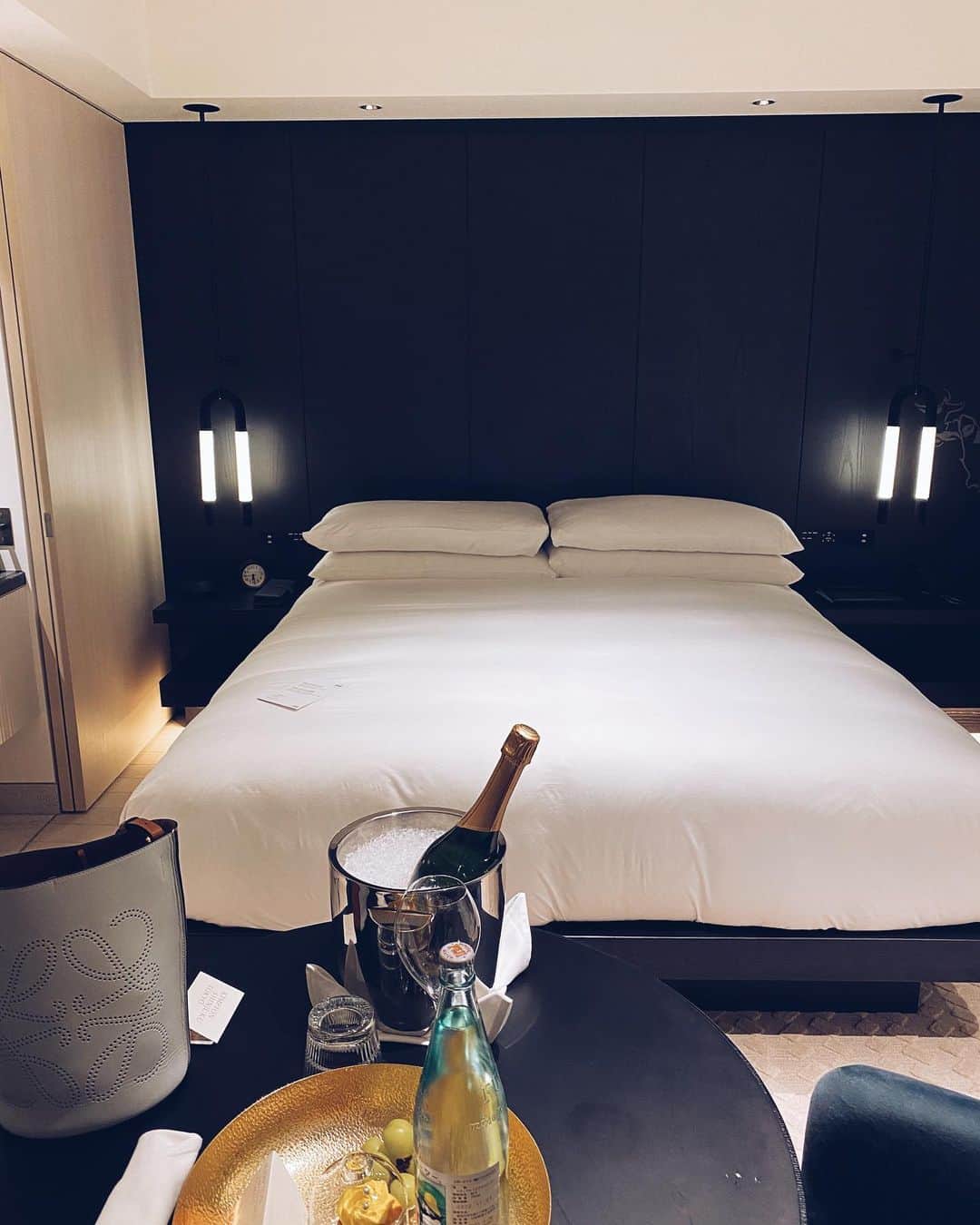 軍地彩弓さんのインスタグラム写真 - (軍地彩弓Instagram)「西新宿に10月にオープンしたKIMPTON 新宿東京。 にステイしました。 まるでサンフランシスコや、ブルックリンにいるみたい。 流行りのCozy & Luxury 。 ブティックホテルの元祖ならではのインテリアのこだわり！ 隅々までおしゃれで、リラックス。 部屋にはヨガマットがあったり、ドッグフレンドリーだったり、アートに囲まれるのも素晴らしい。  なによりも2階のレストラン、ディストリクトの料理が最高！  西新宿の空気が変わるなあ。  次は話題のアフタヌーンティーに来ようかな。  #kimptonshinjukutokyo  @kimptonshinjukutokyo #hotel #tokyo #boutiquehotel」12月2日 10時10分 - sayumi7