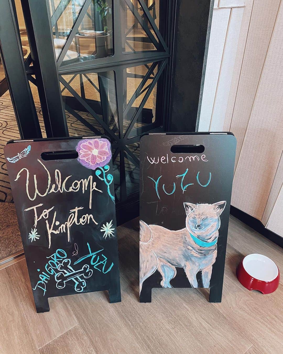 軍地彩弓さんのインスタグラム写真 - (軍地彩弓Instagram)「西新宿に10月にオープンしたKIMPTON 新宿東京。 にステイしました。 まるでサンフランシスコや、ブルックリンにいるみたい。 流行りのCozy & Luxury 。 ブティックホテルの元祖ならではのインテリアのこだわり！ 隅々までおしゃれで、リラックス。 部屋にはヨガマットがあったり、ドッグフレンドリーだったり、アートに囲まれるのも素晴らしい。  なによりも2階のレストラン、ディストリクトの料理が最高！  西新宿の空気が変わるなあ。  次は話題のアフタヌーンティーに来ようかな。  #kimptonshinjukutokyo  @kimptonshinjukutokyo #hotel #tokyo #boutiquehotel」12月2日 10時10分 - sayumi7