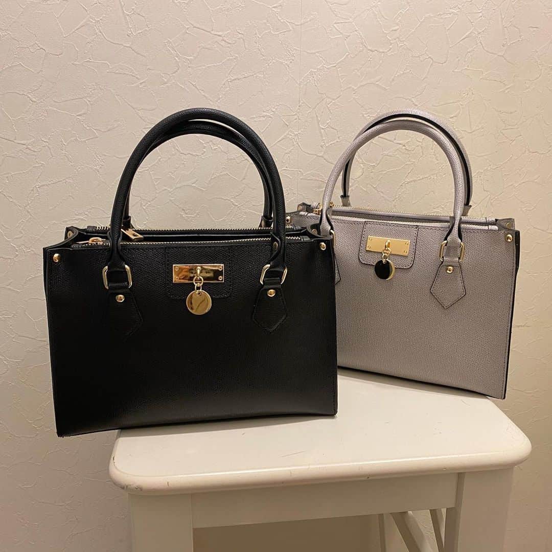 のインスタグラム：「new arrival  ☑︎チャーム付き bag ¥11,800+tax  #アンティックラグ#anticrag#ルクア#天王寺ミオ#今日のコーデ#お洒落さんと繋がりたい##プチプラコーデ#大人可愛い#大人カジュアル#カジュアル#aw #新作コーデ#大阪#梅田#関西限定#スタッフコーデ」