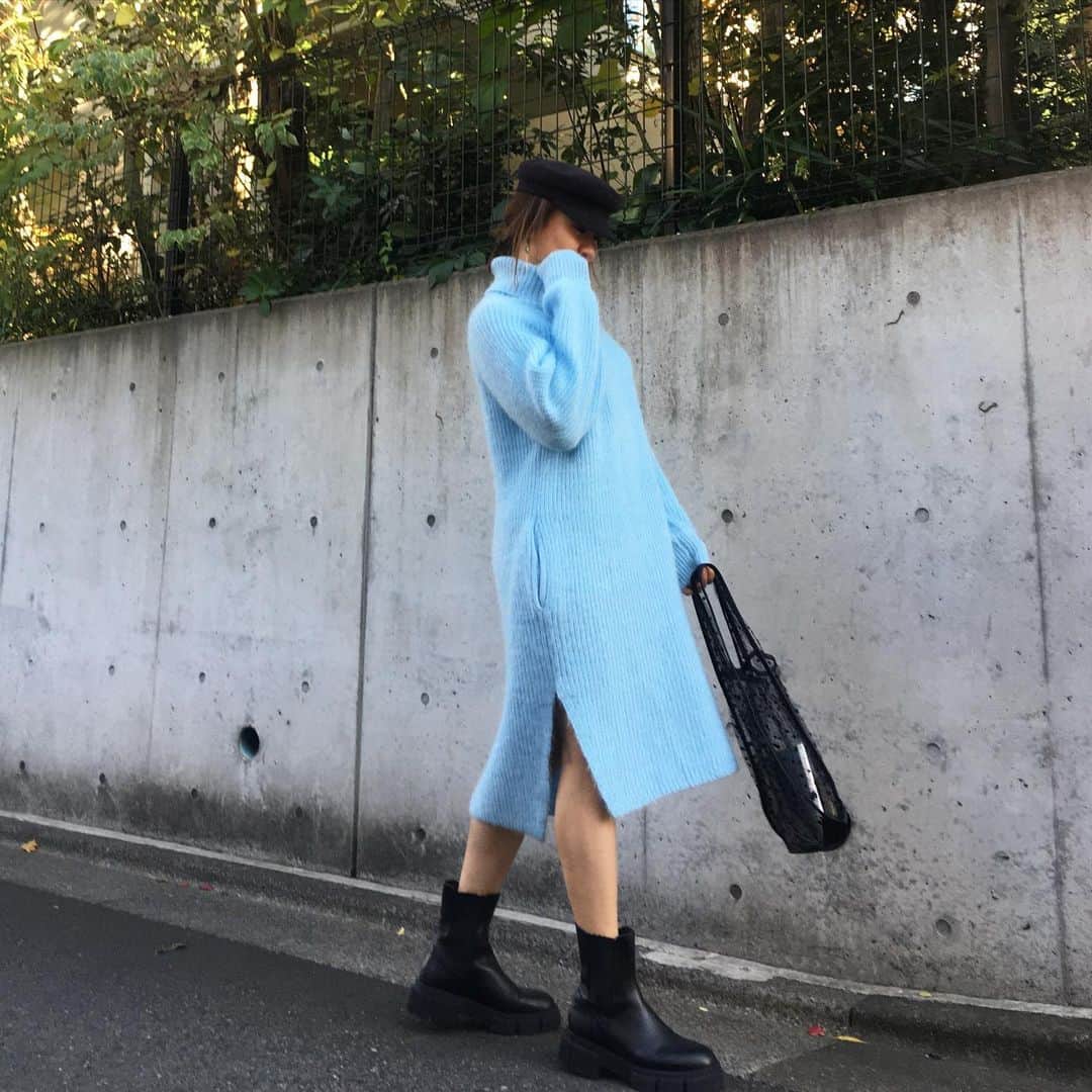 増山敬子のインスタグラム：「おはよう！2分くらいのLive突然終っちゃってごめんね😂 ひさびさにライブまたやるねー！ アイスブルーかわいい♡ あまりみかけないから なおさら可愛い😍 * #パステルカラー   #mamacoordinate #ニットワンピース#fvecフリマ  #キャスケット#カシラ #コンバットブーツ#zara#ザラジョ #バック#ラドロー#ludlow」