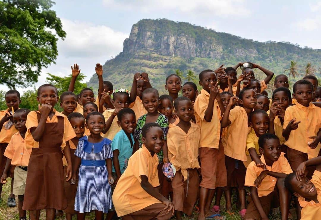 サラ・ラファティさんのインスタグラム写真 - (サラ・ラファティInstagram)「Snapped this when I traveled to Ghana to witness @plancanada ‘s work to support children’s rights and gender equity. It was the trip of a lifetime.  Today is #givingtuesday. If you are looking for a gift for the person who has everything,  tap the link in my bio and check out the #giftsofhope catalogue. There’s also more on that in my stories. Gifts of hope, what could be better? Happy shopping!」12月2日 10時21分 - iamsarahgrafferty