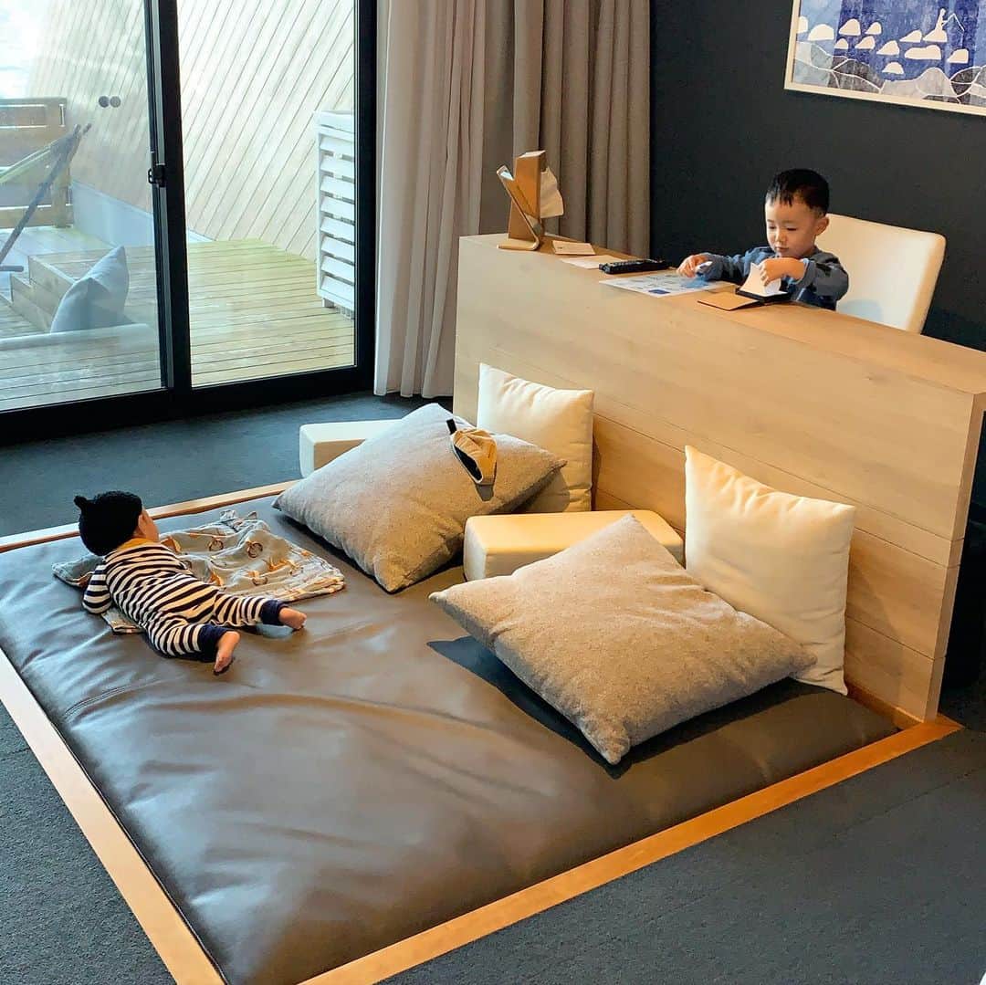 田中真奈美のインスタグラム：「@island_nagasaki  でのお部屋はここ☝️テラスロッジ🏘 . 土曜に行ったんですが、木曜日に旦那さんから電話で「今サイト見てみたらテラスロッジ一部屋なら空いてるけど行く？👨🏻」って聞かれたので他と比べて選んだりはしてないみたいですけど良かったですよ💕 . シュンタが寝転がってる所は大人が乗ると沈んじゃうんですがシュンタが寝てもそのままで大丈夫だったので夜はクッションなどはどけて、持って行ってた下に敷くやつと小さい毛布みたいなのをかけてシュンタはここで寝ました🌟 私はすぐ近くのベッドから電気を暗めにつけたまま寝て様子を見てました👶🏻💕 . ベビーベッドも予約の時にお願い出来ると思うのでそっちの方が安心ですね💕 . 部屋にお風呂もあったのでシュンタは旦那さんにお部屋で入れてもらって、私は部屋を出てすぐにある建物に温泉スパがあったのでバタバタ入りに行きました☺️💦🎶リョータと旦那さんはプールのあとにそっちの建物内にある温泉にゆっくりつかってました👨🏻👦🏻🎶✨ . お友達家族や親戚、みんなで行ったらより楽しそうだな〜✨もしくは子供ぬきでゆっくりしたい🤤笑 . あ、受付を待つ間ウエルカムドリンクをいただきました🥂💕✨嬉しいよね〜☺️👶🏻👦🏻👨🏻🎶  . #リョータの秋遊び🌰  #男子2人ママ👩‍👦‍👦  #ilandnagasaki」