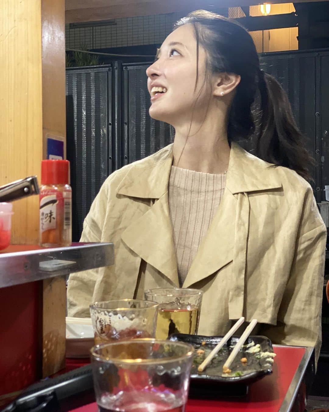 大石絵理のインスタグラム：「博多を旅した模様が発売中のFLASHに掲載されています💜 美術館をまわり、屋台をはしごして、福岡を満喫してきました😍🤤 写真の🍌は福岡のバナナマンらしいです笑笑 ぜひご覧ください❤︎」