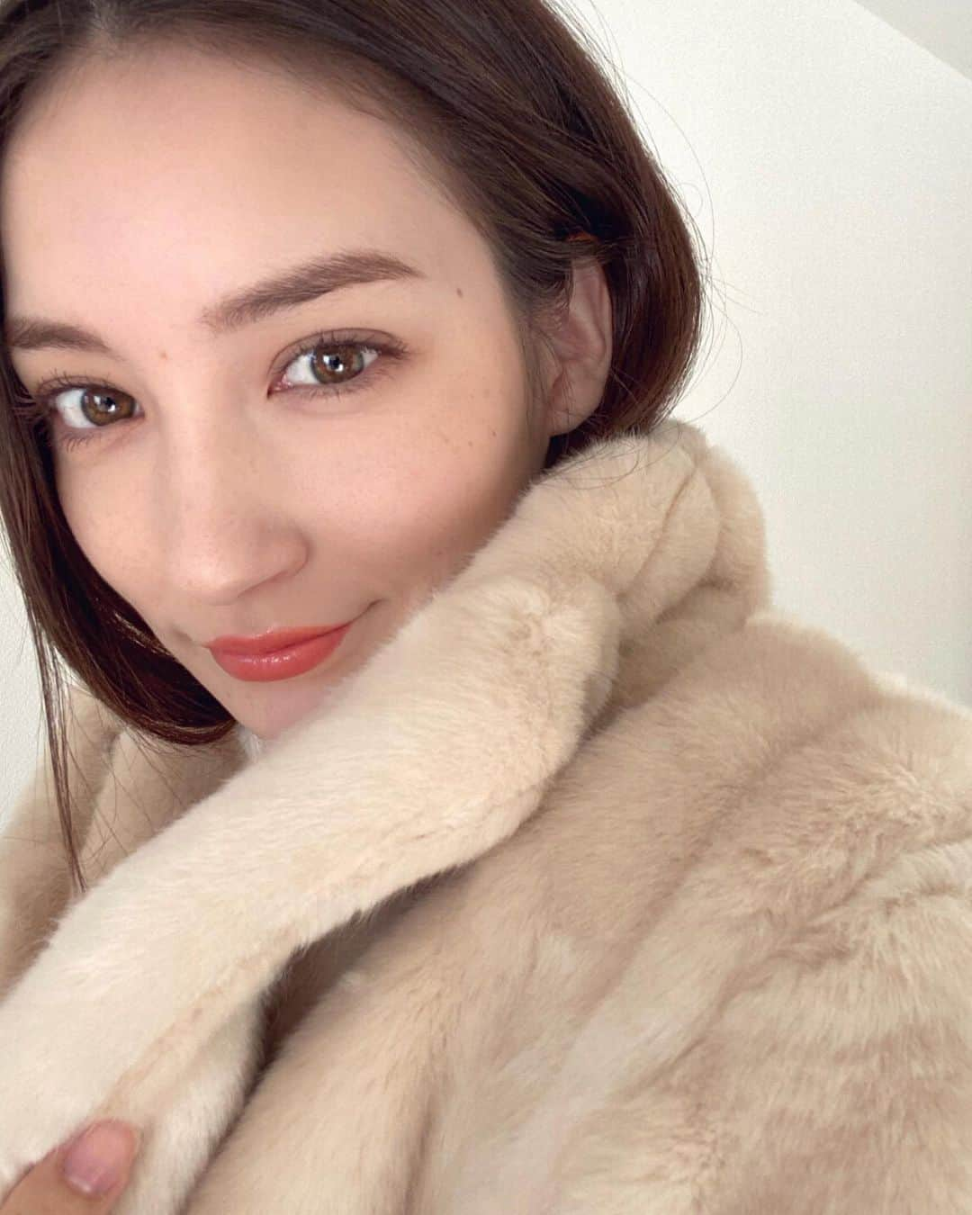 山神アリシアさんのインスタグラム写真 - (山神アリシアInstagram)「寒くなってきたちょうどいいタイミングで @enciel.jp のVanessa fur coat が届いた♡. . . #enciel #fauxfur #winteroutfit #cafe #japan #韓国ファッション #コーデ」12月2日 10時27分 - aliciayamagami