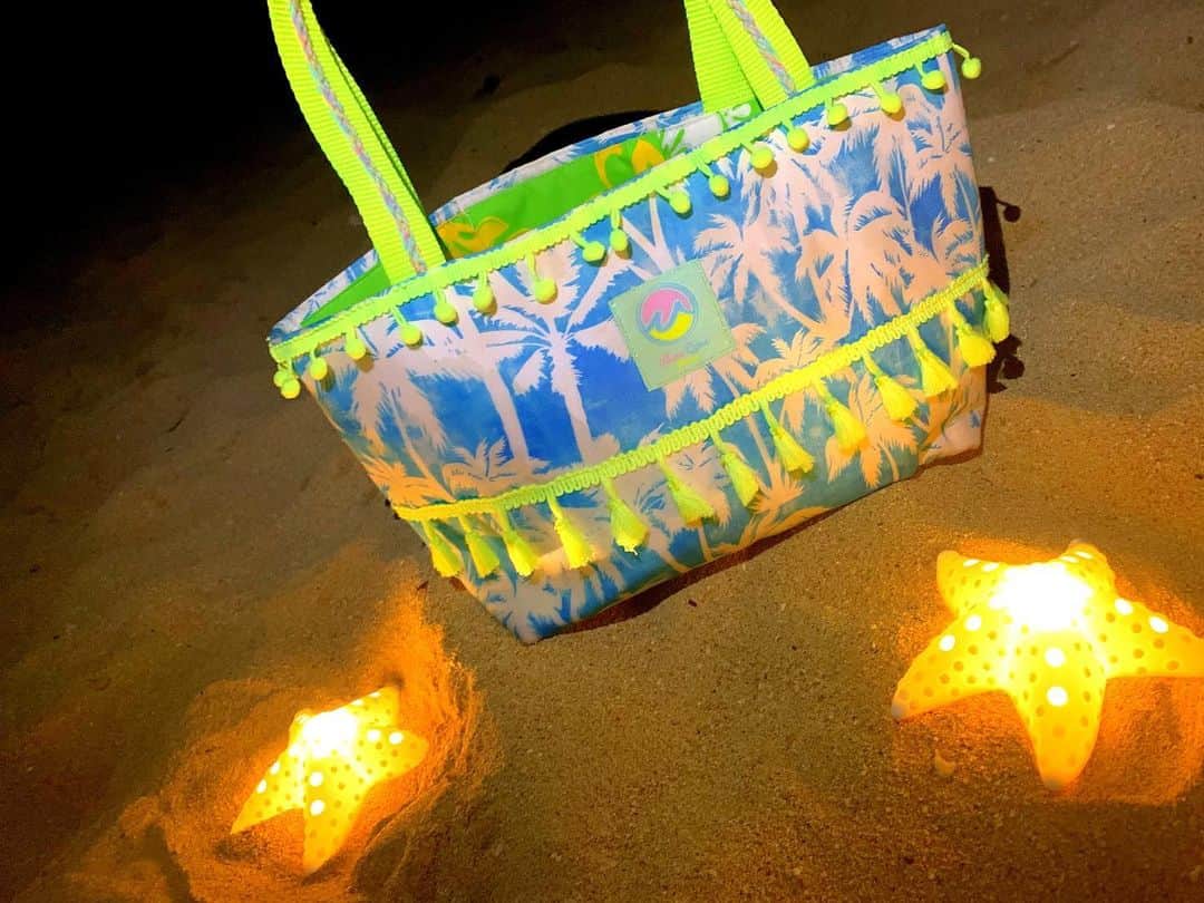 Moco Lima Hawaiiさんのインスタグラム写真 - (Moco Lima HawaiiInstagram)「Neon Palm Trees Tote Bag, Made by Moco  お客様から早めクリスマスプレゼントをいただきました。あまりにステキなスターフィッシュだったので砂浜に飾ってロマンチックな雰囲気を楽しませて頂きました♡  #romantic#night#romanticnight#nightbeach#nightphotography#nightphotoshoot#beach#beachlife#aftersunset#photooftheday#mocolima#hawaii#designer#founder#light#starfish#christmasgifts#thankyou#ヒトデ#クリスマスプレゼント#ライト#ロマンチック#夜の海#冬の海#モコリマハワイ」12月2日 10時31分 - mocolimahawaii