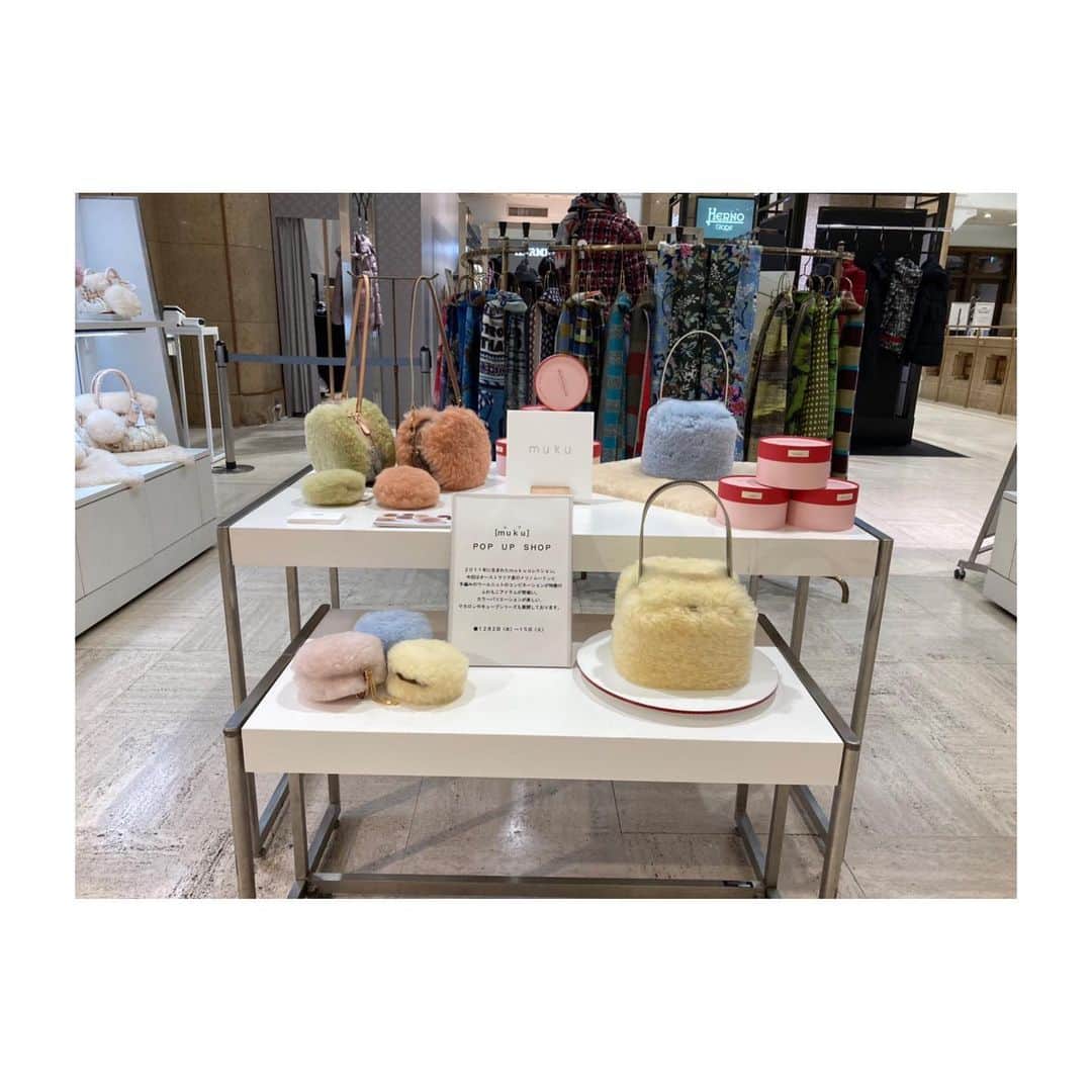 のインスタグラム：「日本橋高島屋 muku pop up store もオープンしました。こちらはムートンの muku のポップアップとなりますが、別場所にてレザーバッグも取り扱いいただいております。合わせてよろしくお願いします。 #日本橋高島屋　#muku #ポップアップ　#ムートンバッグ　#フワモコ　#クリスマスイベント」