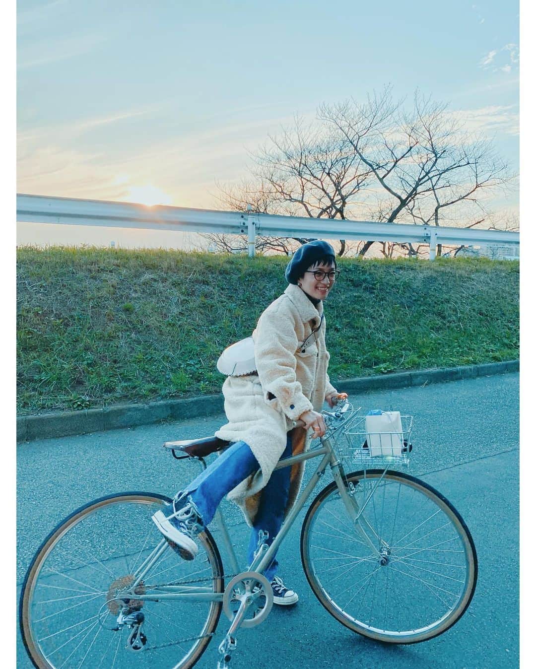 高山都さんのインスタグラム写真 - (高山都Instagram)「自転車で片道5kmのスタジオへ行った日。 作らせてもらった羊みたいなボアのコートの白はwebでは完売。 あとは、 #高山都の美食姿展 での店頭分のみだそうです。 シャツ型だから、開けても閉めてもかわいい。 軽いし暖かいしシワにもならないから扱いやすいのも◎ #都ふく coat @oblekt_jp  bag @isabelmarant  eyewear @eyethink_hirob 38 bike @bluelug_kamiuma 女っぽさとは無縁だった格好だったなー。笑」12月2日 10時45分 - miyare38