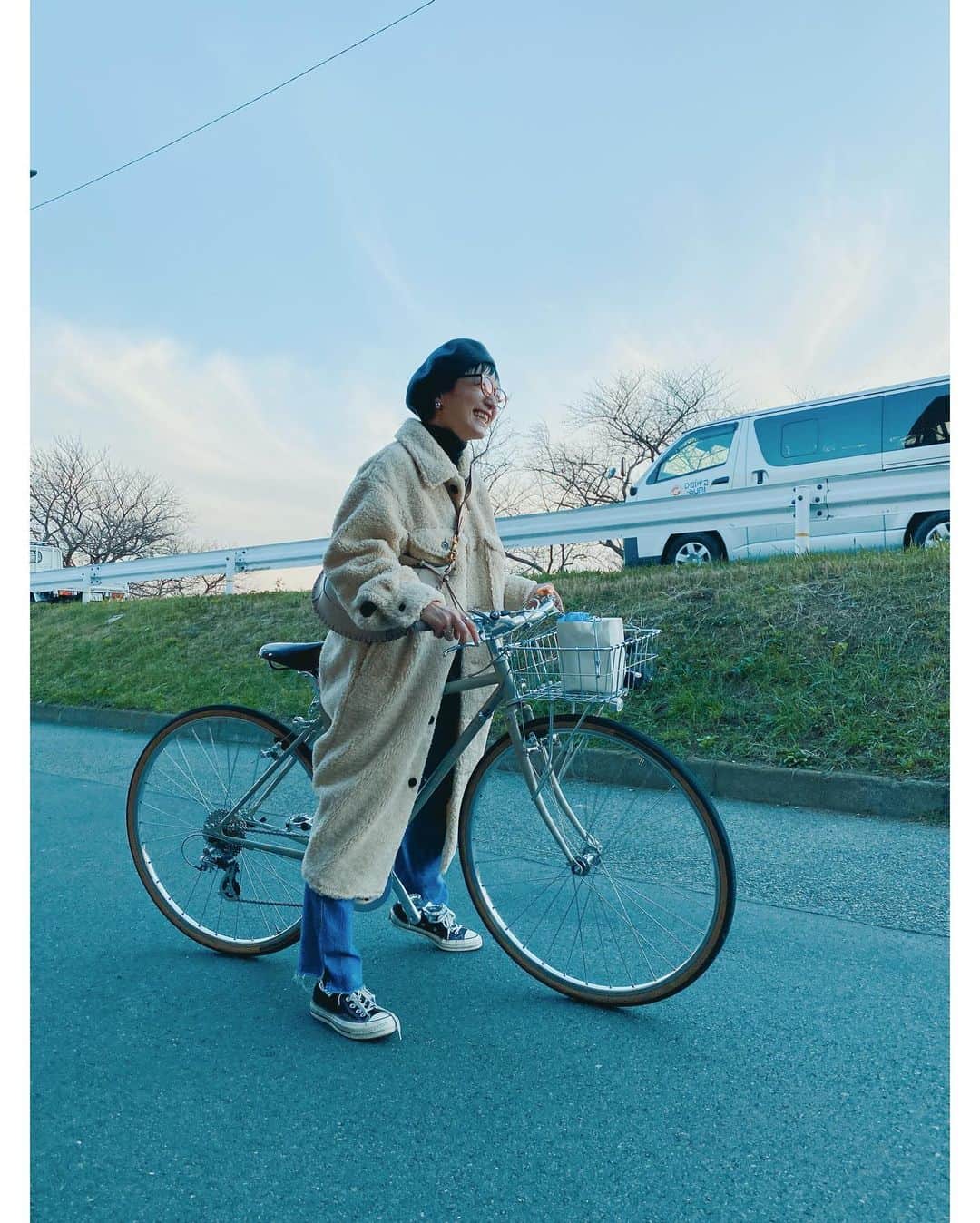 高山都さんのインスタグラム写真 - (高山都Instagram)「自転車で片道5kmのスタジオへ行った日。 作らせてもらった羊みたいなボアのコートの白はwebでは完売。 あとは、 #高山都の美食姿展 での店頭分のみだそうです。 シャツ型だから、開けても閉めてもかわいい。 軽いし暖かいしシワにもならないから扱いやすいのも◎ #都ふく coat @oblekt_jp  bag @isabelmarant  eyewear @eyethink_hirob 38 bike @bluelug_kamiuma 女っぽさとは無縁だった格好だったなー。笑」12月2日 10時45分 - miyare38