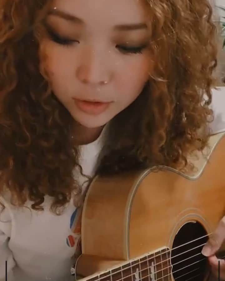 のインスタグラム：「溝の口のネオネラでリリースパーティー やることにしました。ソーシャルディスタンスのため座席は半数になりますのでお店にお問い合わせしてみてください🙏  ネオネラにはレコード何枚か置いていただきます🙏 来られる方Tシャツサイズと色とA面かB面かコメントしてくれたら持っていきます〜  Hanah Spring 12/23 LIFE GOES ON 7inch Release Party @neonera818  OPEN 19:30 START 1st)20:30  2nd)21:15 adv. 2500yen Door3000yen Guest CHAN-MIKA」