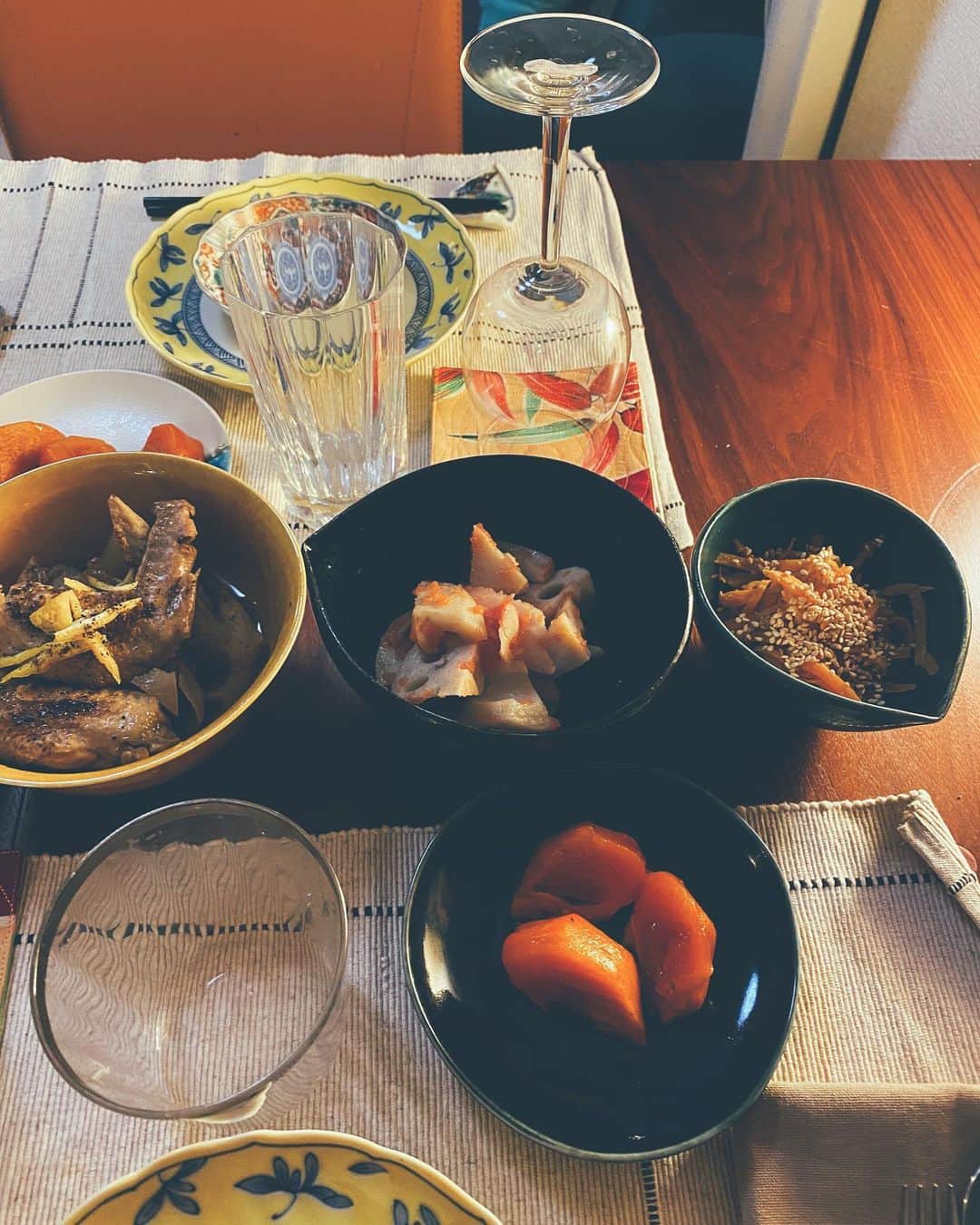 軍地彩弓さんのインスタグラム写真 - (軍地彩弓Instagram)「昨日の　#軍地食堂。 お客様はHASUNAの白木夏子ちゃん。 鎌倉野菜を沢山持って来てくれました。簡単なものばかりなんだけど、喜んでくれて何より嬉しかった😊😊 何故か二人ともライフサイクルがシンクロしていて、話が止まらない…❤️❤️ 手作りごはんと、楽しい会話と、もうそれだけで幸せ。  もう師走かあ。早いものですね。  食材余りまくったので、近々また、軍地食堂やらねば😝  #軍地めし #japanesefood  #軍地食堂 #中里花子」12月2日 10時49分 - sayumi7
