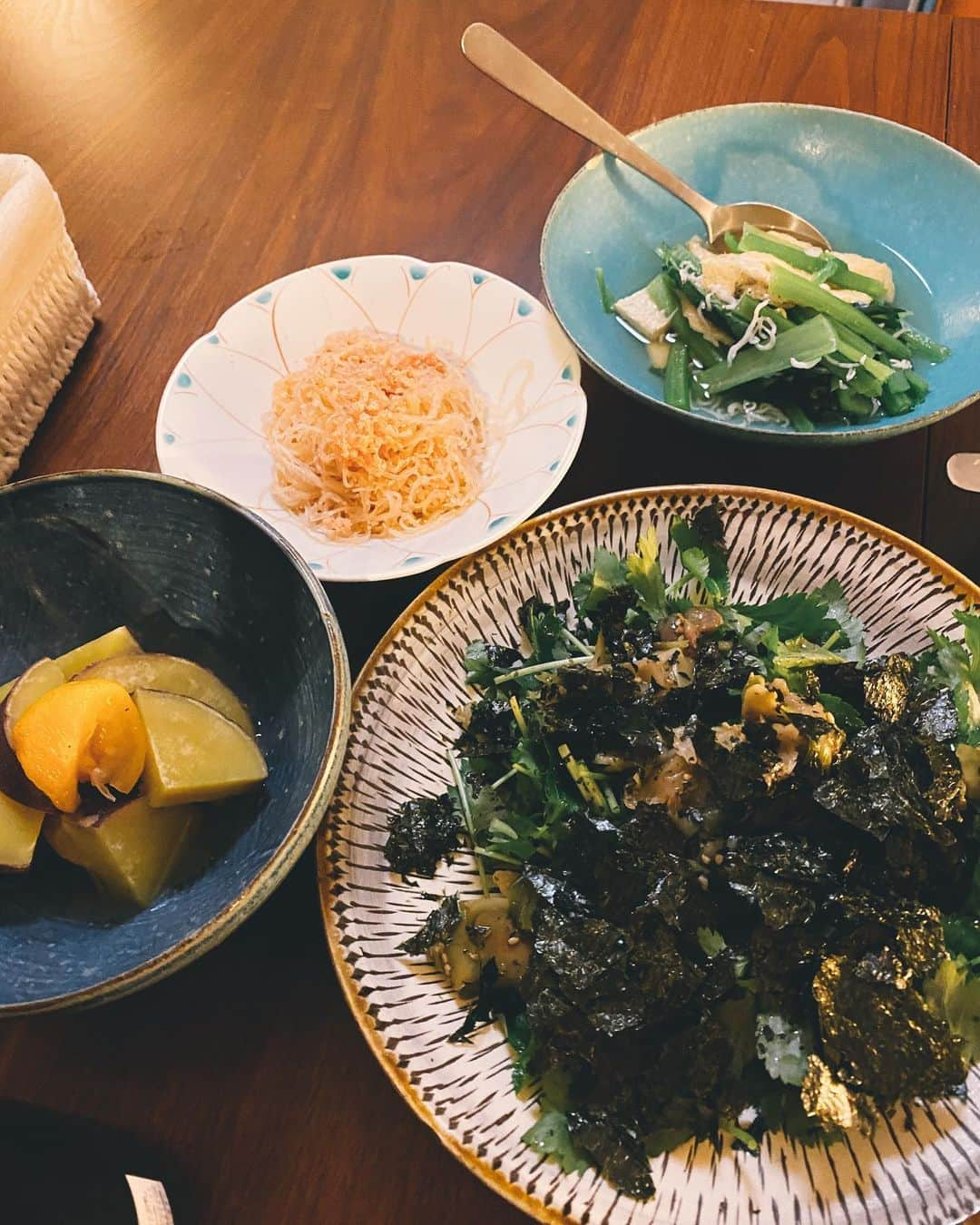 軍地彩弓さんのインスタグラム写真 - (軍地彩弓Instagram)「昨日の　#軍地食堂。 お客様はHASUNAの白木夏子ちゃん。 鎌倉野菜を沢山持って来てくれました。簡単なものばかりなんだけど、喜んでくれて何より嬉しかった😊😊 何故か二人ともライフサイクルがシンクロしていて、話が止まらない…❤️❤️ 手作りごはんと、楽しい会話と、もうそれだけで幸せ。  もう師走かあ。早いものですね。  食材余りまくったので、近々また、軍地食堂やらねば😝  #軍地めし #japanesefood  #軍地食堂 #中里花子」12月2日 10時49分 - sayumi7