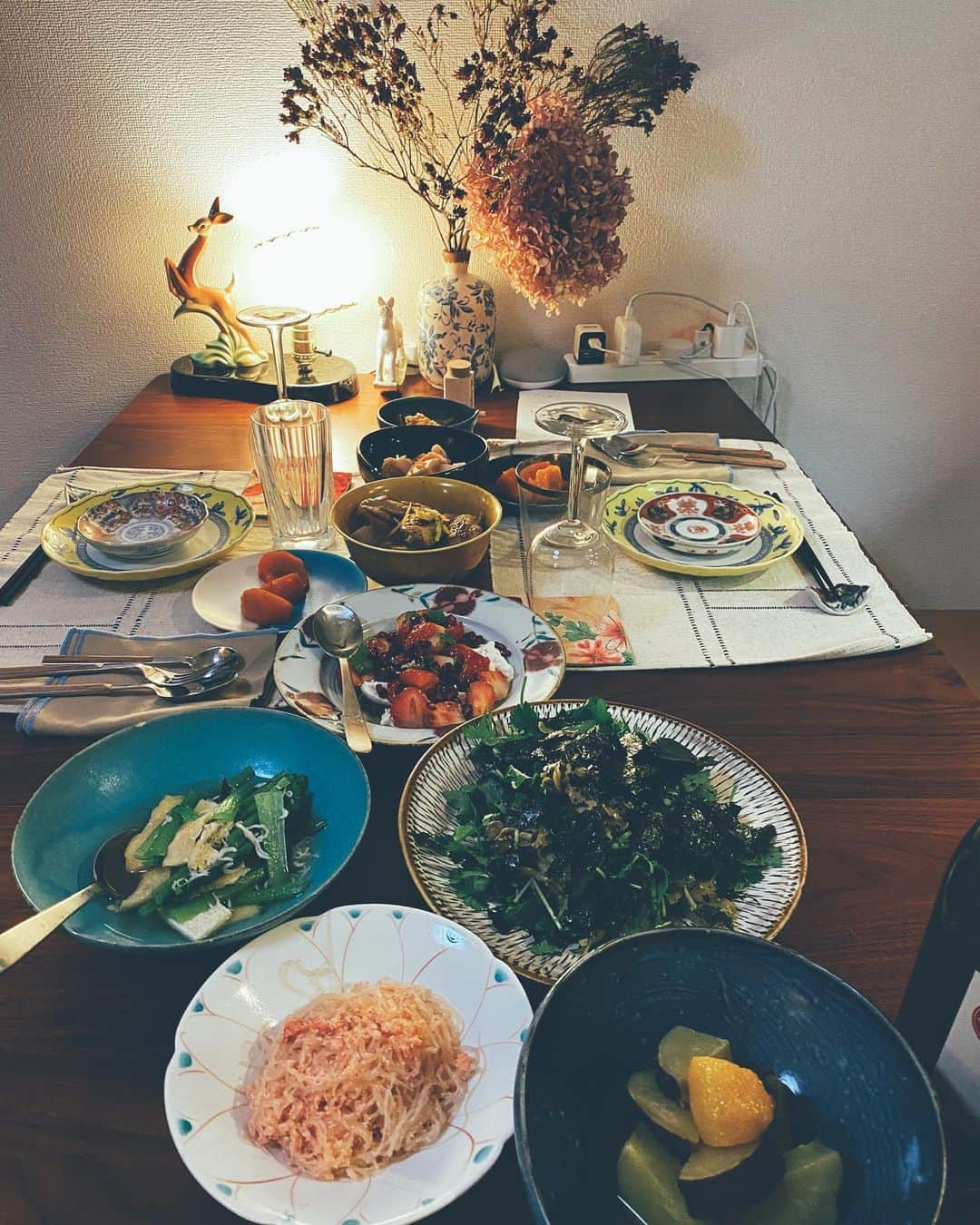 軍地彩弓さんのインスタグラム写真 - (軍地彩弓Instagram)「昨日の　#軍地食堂。 お客様はHASUNAの白木夏子ちゃん。 鎌倉野菜を沢山持って来てくれました。簡単なものばかりなんだけど、喜んでくれて何より嬉しかった😊😊 何故か二人ともライフサイクルがシンクロしていて、話が止まらない…❤️❤️ 手作りごはんと、楽しい会話と、もうそれだけで幸せ。  もう師走かあ。早いものですね。  食材余りまくったので、近々また、軍地食堂やらねば😝  #軍地めし #japanesefood  #軍地食堂 #中里花子」12月2日 10時49分 - sayumi7