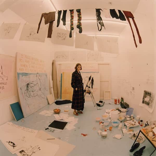 リエのインスタグラム：「WFH Tracey Emin in her studio, 1996.  #traceyemin #conceptualpiece #christies #whitecubegallery #wfh #rhié」