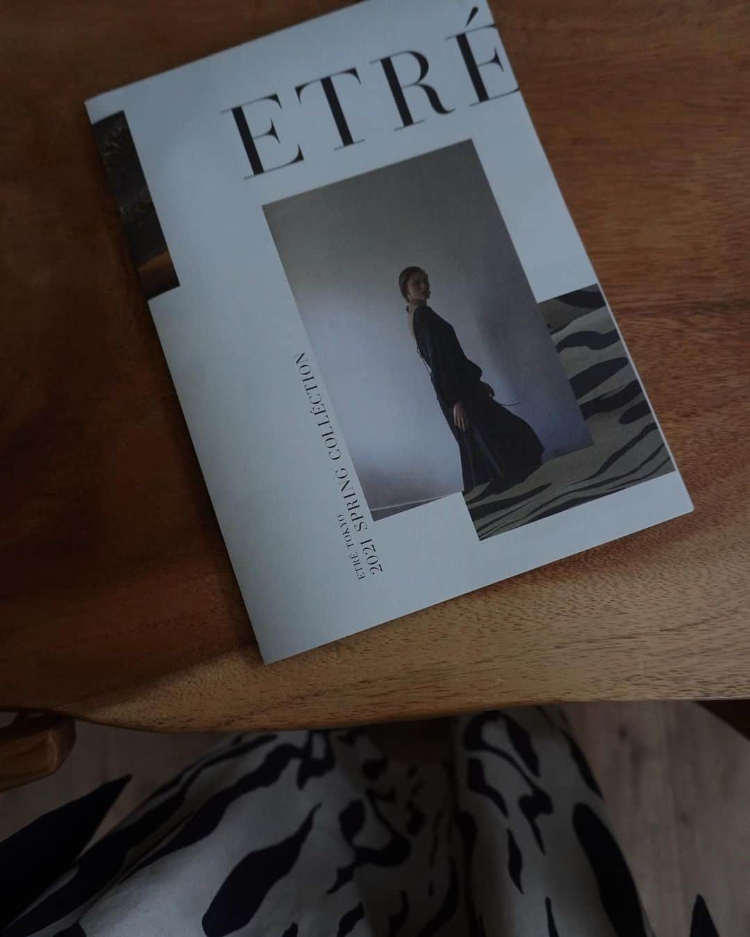 のインスタグラム：「ETRÉ TOKYO 2021  SPRING&SUMMER EXHIBITION   @etretokyo   2021 SS COLLECTIONは 変化していく環境の中で繊細に変化する心。 今、今日、明日、、、 呼吸を合わせるように未来の選択を感覚で選ぶ。  そんな曖昧さを俯瞰で楽しむコレクション  ブランドを立ち上げ5年目のコレクションとなる今回は  私自身この仕事に携われることを幸せに感じながら、 思いっきり楽しんで作りました。  無事この日を迎える事ができたこと 携わる方々へ感謝🙏✨  本日からひと足先に関係者の皆さまにお披露目です。  ご来場いただく皆さま お気をつけてお越しください。  JUNNA.  #etretokyo #2021ETRESS」