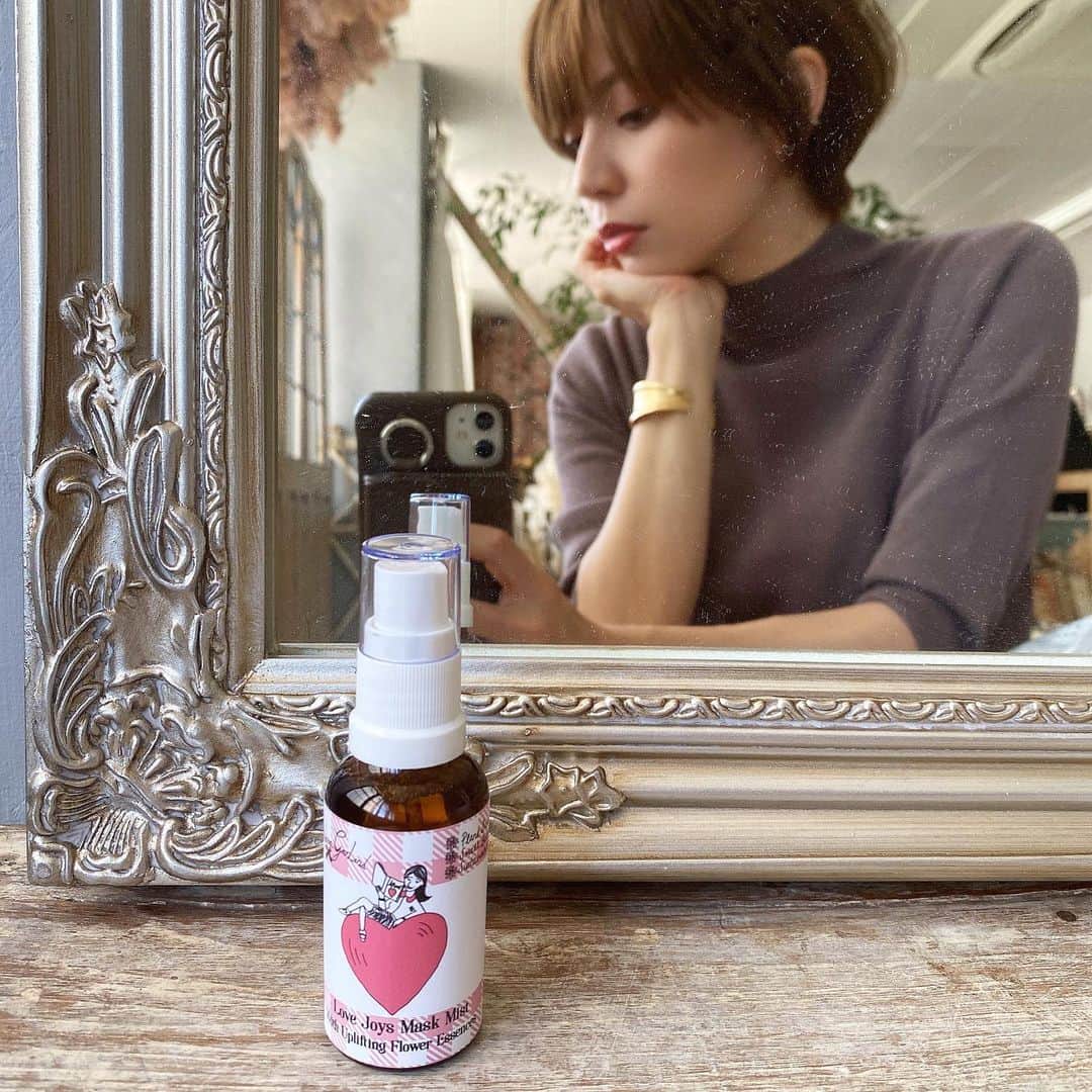 のインスタグラム：「． 🍫🍊💘 ☑︎Andrea Garland LOVE JOYS ． マスクにシュッとスプレーするミスト🌫 チョコレートとオレンジのアロマがフワッと香って幸せな気分に♡ マスク以外にもルームミストとしても◎ エッセンシャルオイル＋フラワーエッセンスがブレンドされた99% naturalのものです🌿 ． @andreagarland_jp  #andreagarland #lovejoys #マスクミスト #ルームミスト #アンドレアガーランド」