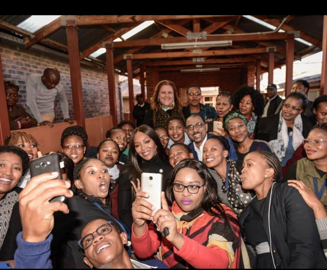 ナオミ・キャンベルさんのインスタグラム写真 - (ナオミ・キャンベルInstagram)「#WORLDAIDSDAY On a field trip to Lesotho  Africa , where I met the most incredible ladies , who showed such courage , strength and hope .. we must keep on fighting to find the cure  of AIDS ♥️🇱🇸」12月2日 10時57分 - naomi