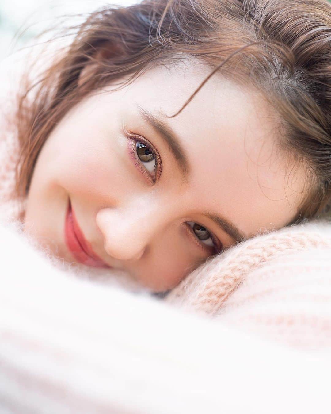 花盛友里のインスタグラム：「Shooting for @with_mag_official  はじめましてのトリちゃん！ 可愛かったー♡ 2枚目と3枚目は光が綺麗だったからオフショット。」
