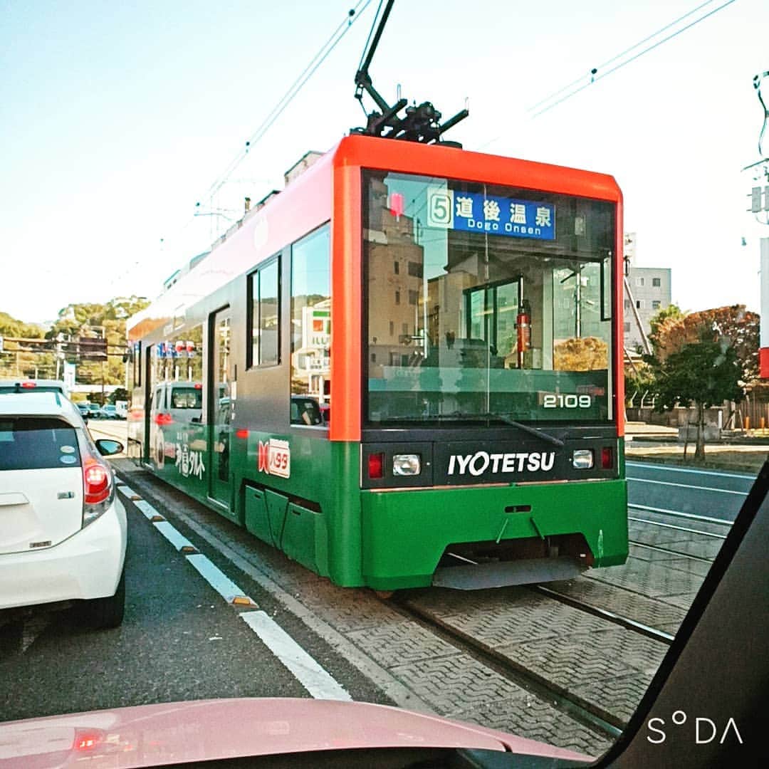 松本隆博のインスタグラム：「。 以前は車で横を走られると 緊張してましたが、えらい もんで慣れたら楽勝(˙◁˙) …｢ご苦労さまです｣と呟ける 余裕。 🎼.•*¨*•.•*¨*•.¸¸🎶  ～人生遊歩道～」