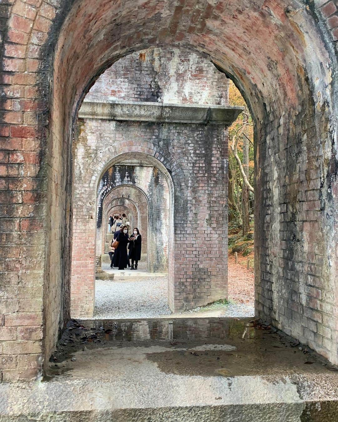 せいなさんのインスタグラム写真 - (せいなInstagram)「＊水路閣＊ . . ドラマや映画のロケでもおなじみの水路閣にやっと行けました✨ 写真映えスポットとして人気の場所なので午前中に行くのがオススメ🌼昼過ぎに行ったら人がもういっぱいでした😹 . . この水路閣は、琵琶湖の湖水を京都市内に引く「琵琶湖疏水」のために明治23（1890）年に建てられたそうで.、南禅寺に行く途中にあります💓✨ . . 袴を自分で着れるようになってから、 私服の様にオシャレ袴着てます👘✨ 着物より歩きやすくて、レトロな感じが好きだなぁ💓 . . instagram:@kamozen.kyoto 和雑貨:@charmofkamozen HP: https://www.kamozen.com/  . . ＊----＊----＊----＊----＊---- 〒605‐0845 京都府京都市東山区竹村町151番地35 Email:kamozen.kyoto@gmail.com ☎​075-286-4077 京都一棟貸家宿 加茂禅 ＊----＊----＊----＊----＊---- . . #kyoto #japan #kimono#kyotostay #hotel #japanese #beautiful #kamozen #kamozenkyoto #charmofkamozen #gotoキャンペーン  #gotoトラベル #goto #relux #rakuten #bookingcom #加茂禅 #京都  #袴 #袴スタイル #オシャレ袴 #レトロコーデ #日本 #和美人 #京美人 #着物美人 #京都旅　#和紙雑貨  #そうだ京都へ行こう」12月2日 11時06分 - seina_k0403