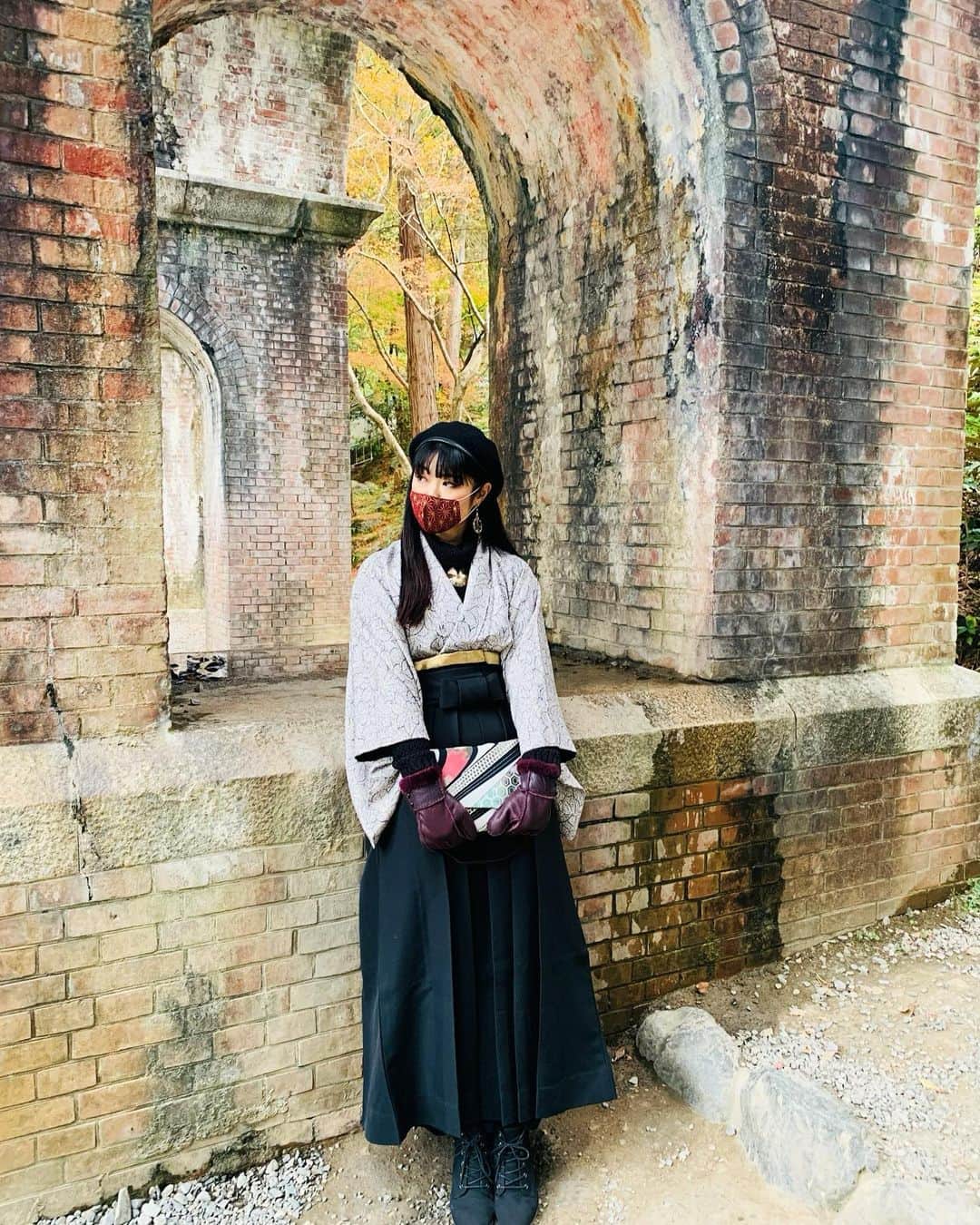 せいなさんのインスタグラム写真 - (せいなInstagram)「＊水路閣＊ . . ドラマや映画のロケでもおなじみの水路閣にやっと行けました✨ 写真映えスポットとして人気の場所なので午前中に行くのがオススメ🌼昼過ぎに行ったら人がもういっぱいでした😹 . . この水路閣は、琵琶湖の湖水を京都市内に引く「琵琶湖疏水」のために明治23（1890）年に建てられたそうで.、南禅寺に行く途中にあります💓✨ . . 袴を自分で着れるようになってから、 私服の様にオシャレ袴着てます👘✨ 着物より歩きやすくて、レトロな感じが好きだなぁ💓 . . instagram:@kamozen.kyoto 和雑貨:@charmofkamozen HP: https://www.kamozen.com/  . . ＊----＊----＊----＊----＊---- 〒605‐0845 京都府京都市東山区竹村町151番地35 Email:kamozen.kyoto@gmail.com ☎​075-286-4077 京都一棟貸家宿 加茂禅 ＊----＊----＊----＊----＊---- . . #kyoto #japan #kimono#kyotostay #hotel #japanese #beautiful #kamozen #kamozenkyoto #charmofkamozen #gotoキャンペーン  #gotoトラベル #goto #relux #rakuten #bookingcom #加茂禅 #京都  #袴 #袴スタイル #オシャレ袴 #レトロコーデ #日本 #和美人 #京美人 #着物美人 #京都旅　#和紙雑貨  #そうだ京都へ行こう」12月2日 11時06分 - seina_k0403