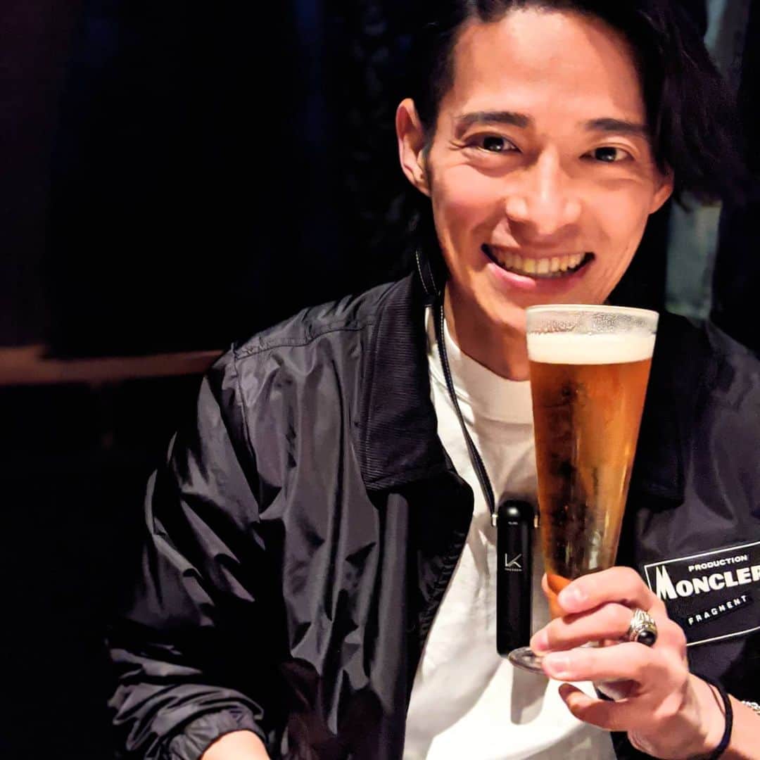 のインスタグラム：「新しい会食様式を @clas_official が提案します。 https://clas.style/607 僕が首からぶら下げているのは、パーソナルスペース除菌グッズ、ターンド・ケイmy air。 光触媒による酸化分解作用によって、浮遊ウィルスを除菌。各種浮遊ウィルスへの除菌作用が、実験により実証されています。 もちろん100%の安全を保証するものではないけれど、コロナだけではなく、インフルエンザ等のウィルスが心配になるこの季節、さすがにマスクをつけ外ししながらの会食は現実的ではないので、僕はこれを付けています。交通機関での移動や、町中でもマスクと併せることで一段と安心感が増しますね。 フィルター交換なども不要で、数カ月に一度水洗いするだけで効果が持続します。 ぜひ、ご自身やご家族、社員の方の安全安心のために、お試しください。 #CLAS #家具サブスクリプション #家具サブスク # 家電サブスクリプション #サブスクリプション #ウィルス対策　#感染予防」