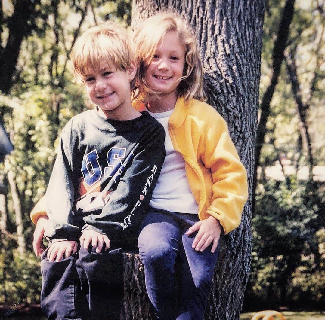ジェイソン・ブラウンのインスタグラム：「I’ve looked up to you since day one, and have never stopped! Happy Birthday @jbrownie7! I love you so much! お姉さんの誕生日です！❤️🎉」