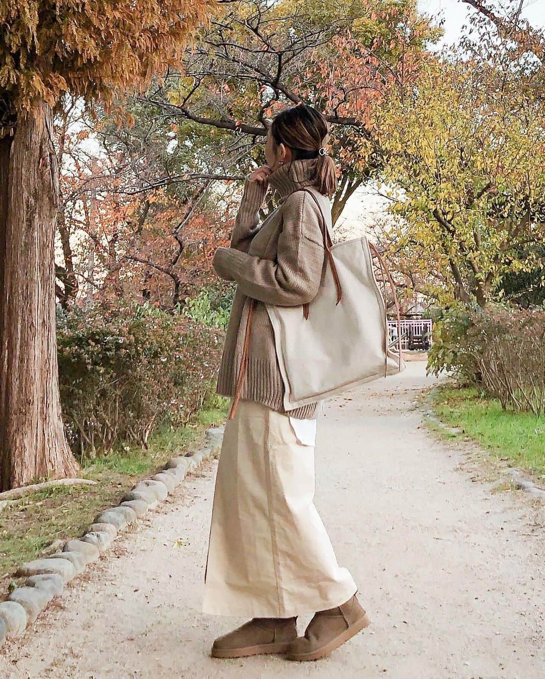 nanaさんのインスタグラム写真 - (nanaInstagram)「ㅤㅤㅤ 2020.12.2 𝚆𝚎𝚍 #nanacoordinate 🐼  ㅤ ワントーン🐪🐏 ㅤ ㅤ ㅤ ㅤ knit … #urs  skirt … #coca  bag … #ayakobag  boots… #ugg #classicultramini  ㅤ ㅤ ㅤ ㅤ blogに詳細書いてます✎*。 ━━━━━☞blogへはtopからぶっ飛べます𓅩𓂃  ㅤ ㅤ ㅤ ㅤ ㅤ ㅤ #outfit  #大人カジュアル #ニット #シンプルコーデ #プチプラコーデ #ロングスカート #コーデュロイスカート #ムートンブーツ #ワントーンコーデ #タイトスカート #ベージュコーデ #淡色コーデ #partegram #アラフォーコーデ #fashion #ootd #coordinate  #locari  #데일리록 #코디 #옷스타그램 #멋스타그램 #穿搭 #오오티디」12月2日 11時12分 - nanapanda517