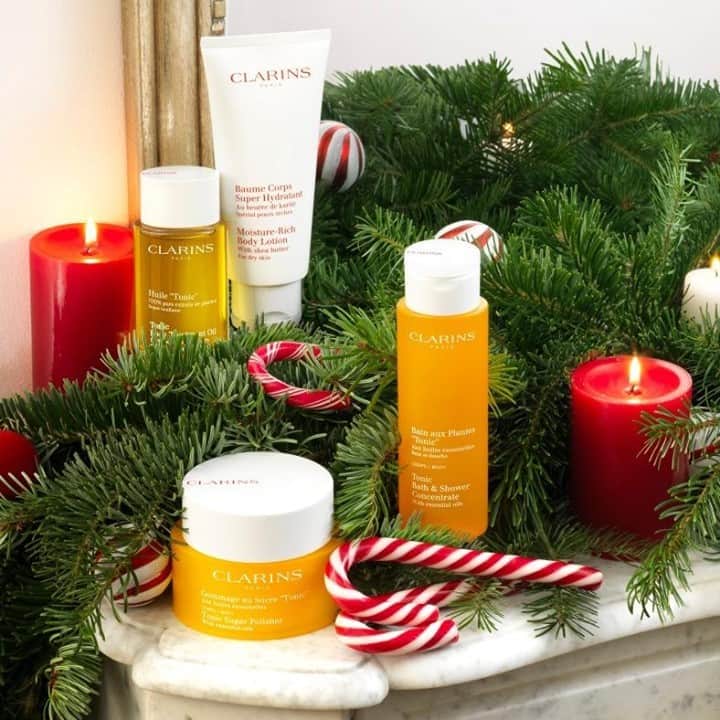 Clarins Canadaのインスタグラム：「Have you ever heard about Aromaphytocare? 💛 It's a synergy of aromatic essential oils & beneficial plant extracts to send your senses on an olfactory journey all while toning, calming and relaxing the skin. Enter a world of well-being, serenity and sensoriality, as if you were at a Clarins Spa…⁣ __________⁣ Connaissez-vous la gamme Aromaphytosoin ? 💛 C'est une synergie de soins qui allie le pouvoir olfactif et stimulant des huiles essentielle aux vertus bienfaisantes des extraits de plantes tout en tonifiant, calmant et relaxant la peau. Plongez dans un pur univers de bien-être, de sérénité et de sensorialité, comme si vous étiez dans un spa Clarins…⁣ .⁣ .⁣ .⁣ #Clarins #ItsAllAboutYou #ChristmasWithClarins #SweetHoliday #PlayfulChristmas #Skincare #Aromaphytocare」